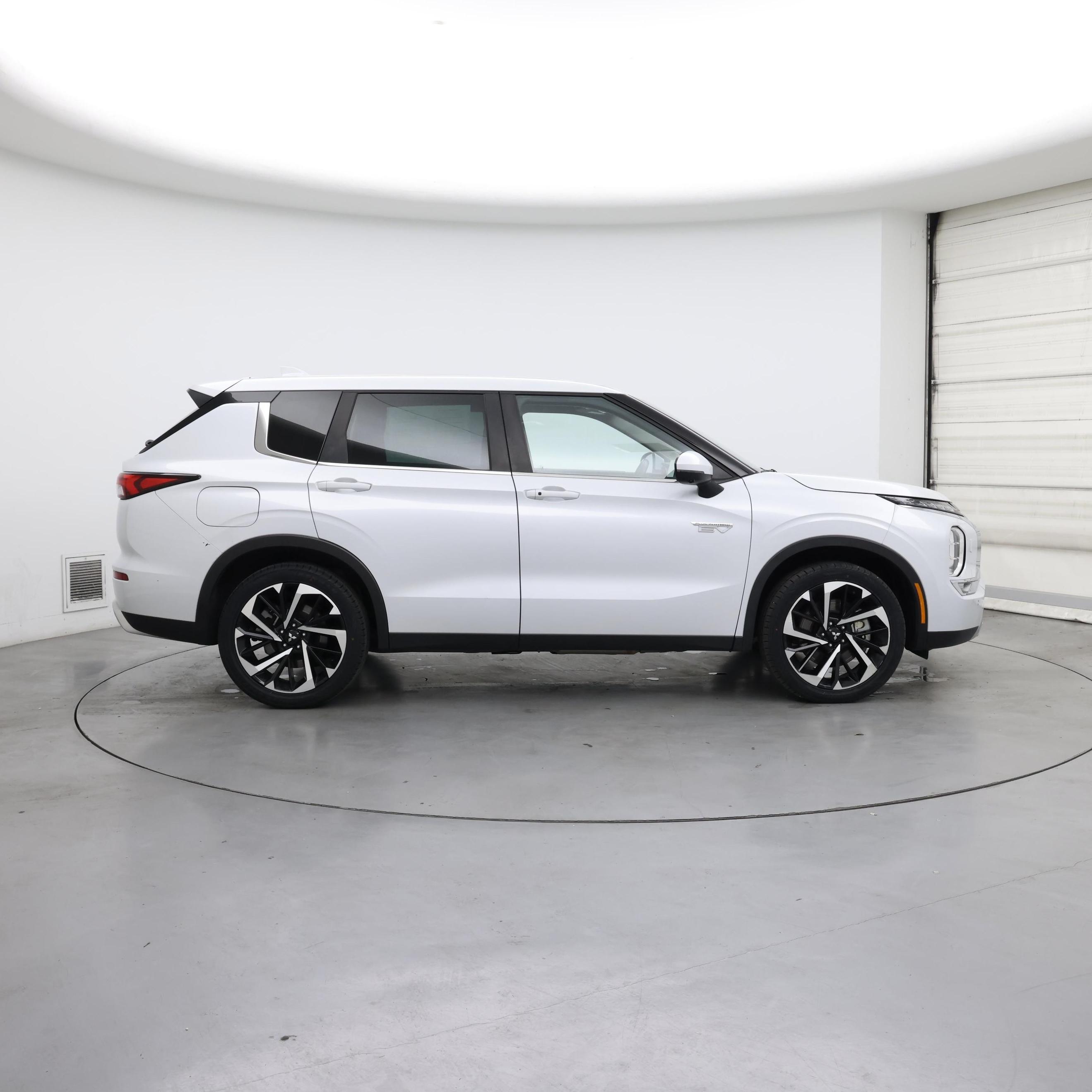 Thumbnail: 2023 Mitsubishi Outlander - 7