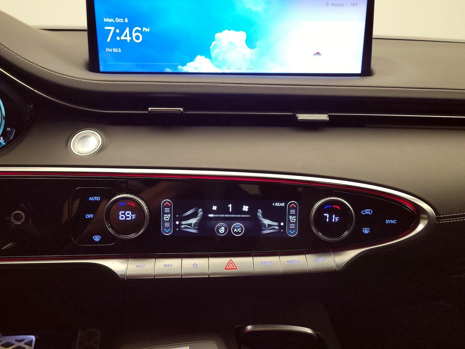 2024 GENESIS GV70 Standard - Photo 18
