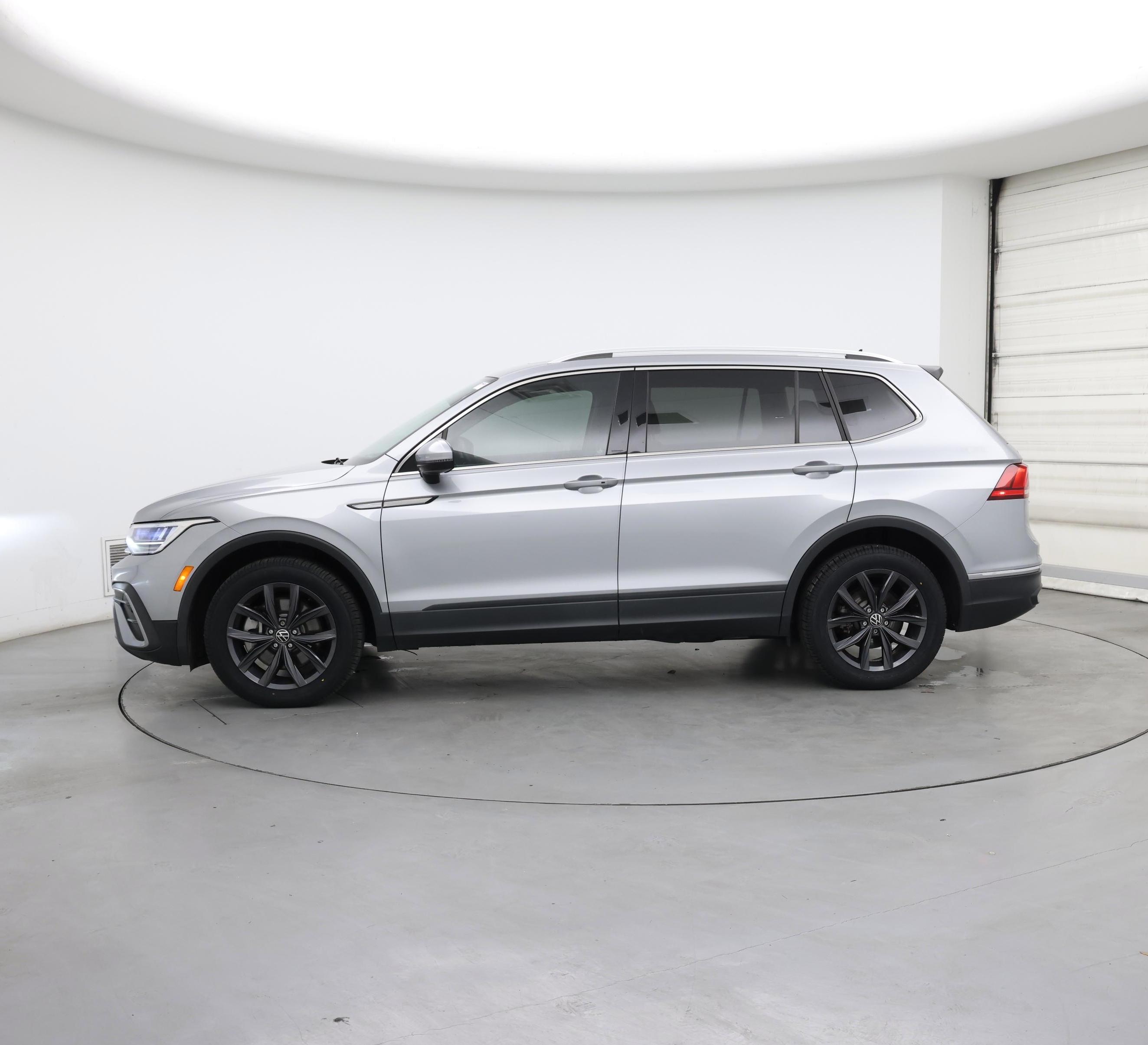 Thumbnail: 2022 Volkswagen Tiguan - 3