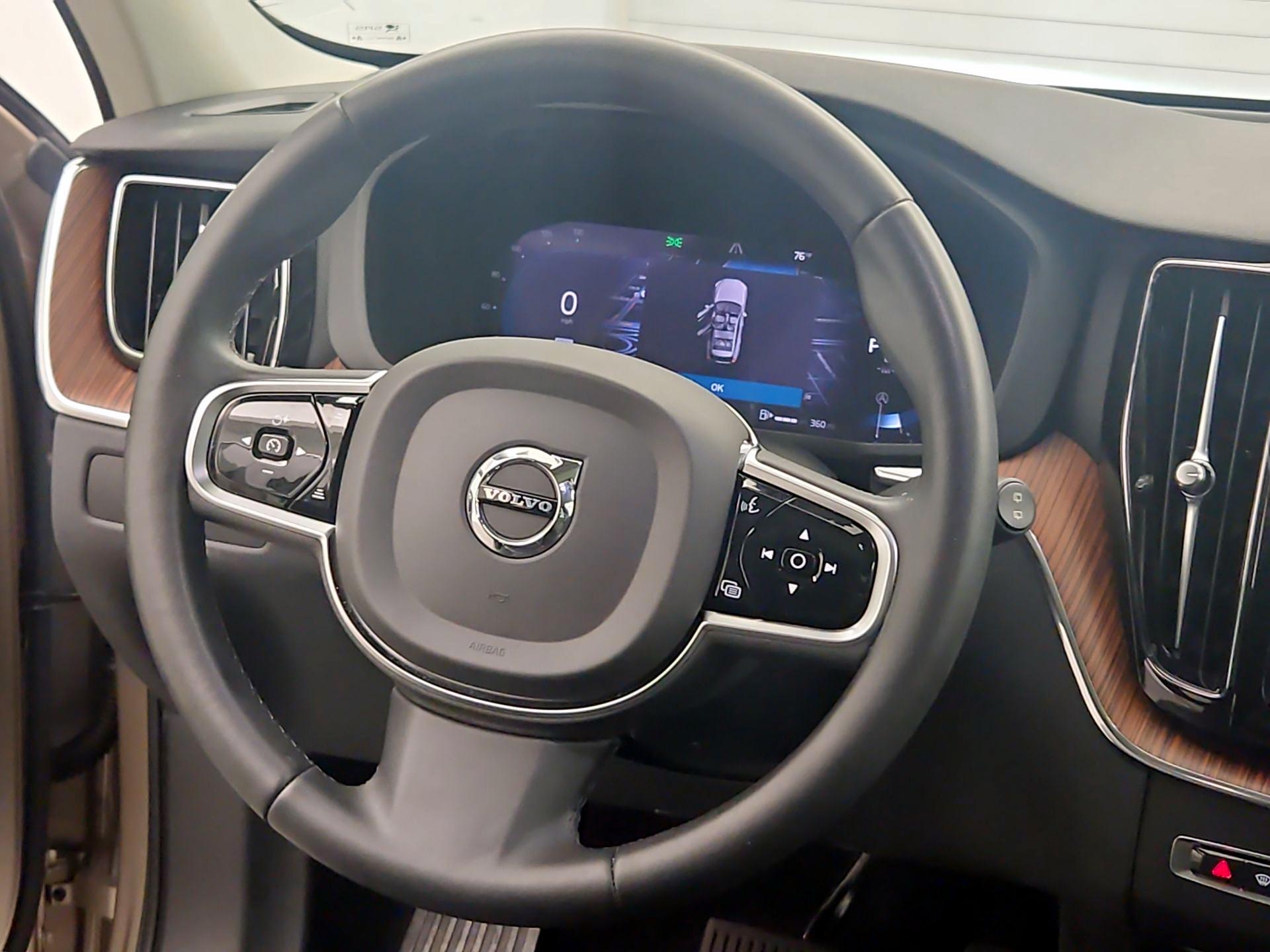 Thumbnail: 2023 Volvo XC60 - 10