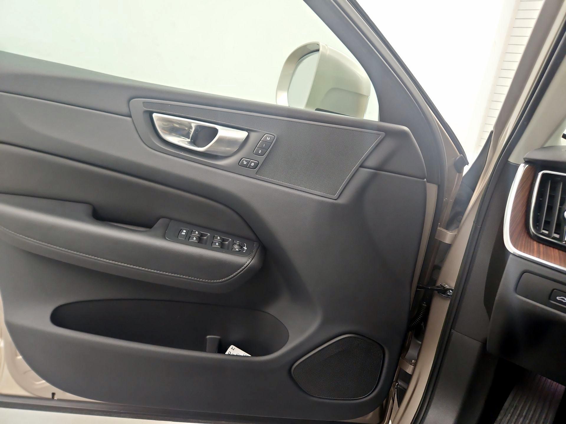 Thumbnail: 2023 Volvo XC60 - 12