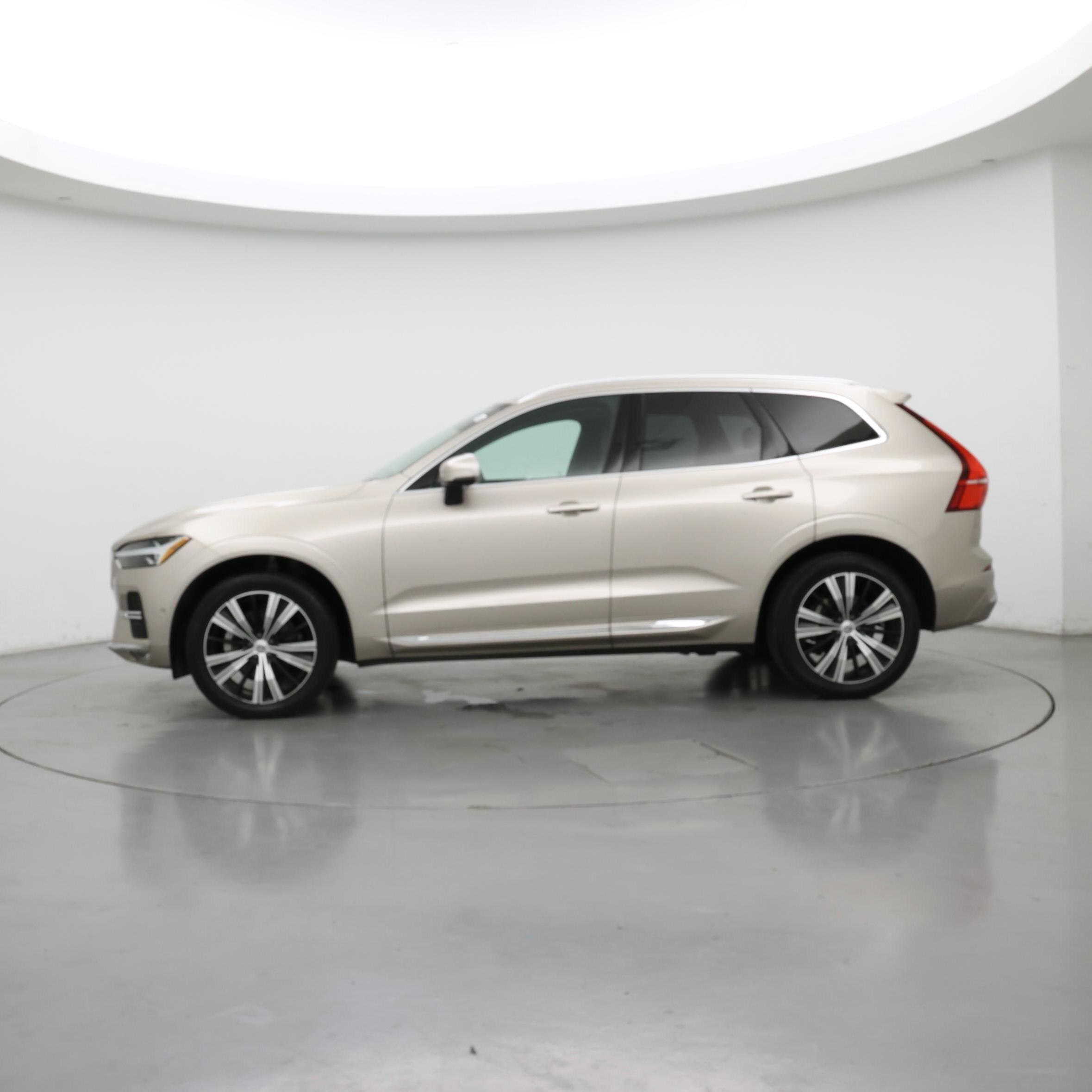 Thumbnail: 2023 Volvo XC60 - 3