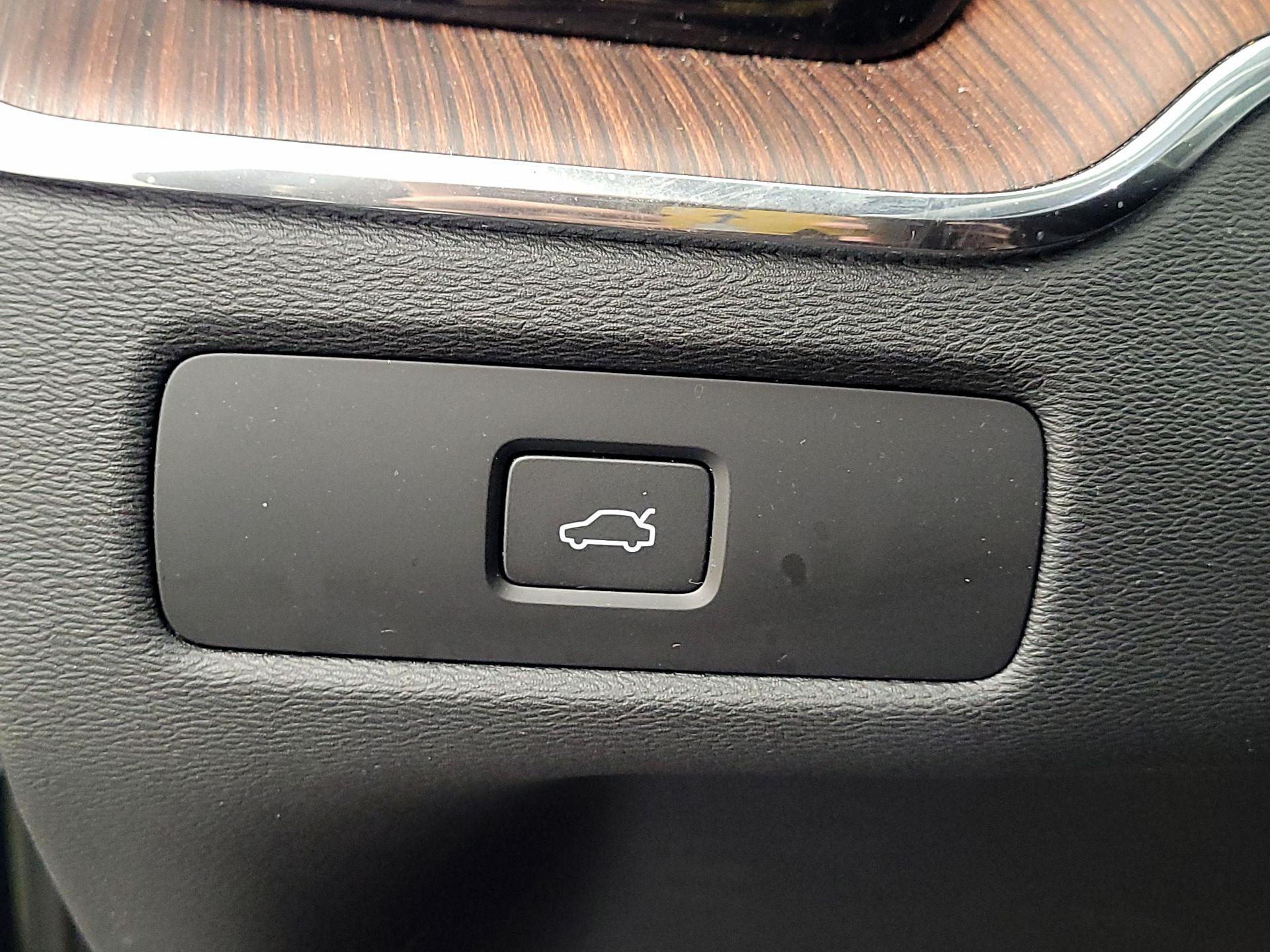 Thumbnail: 2023 Volvo XC60 - 13