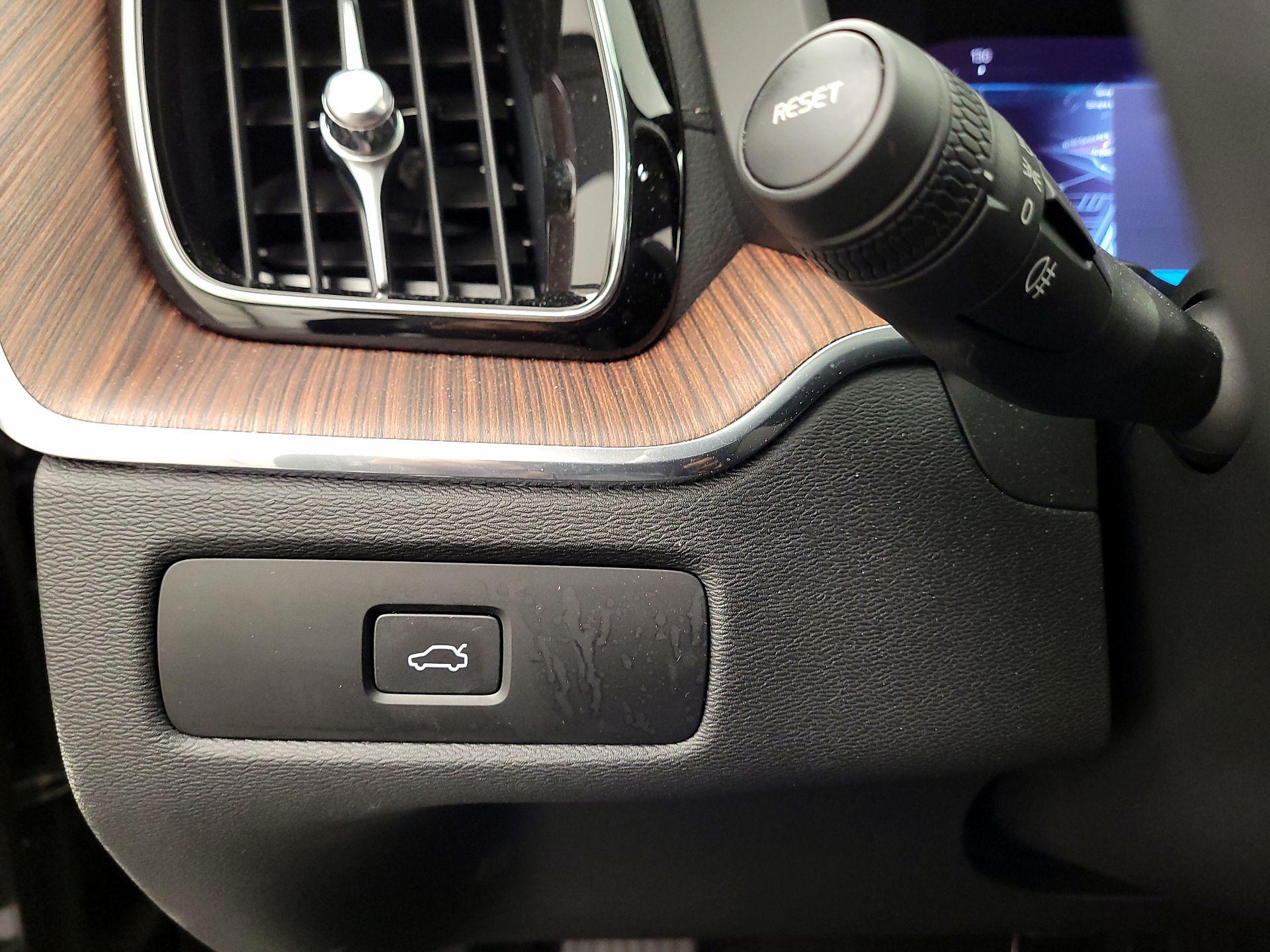 Thumbnail: 2023 Volvo XC60 - 13