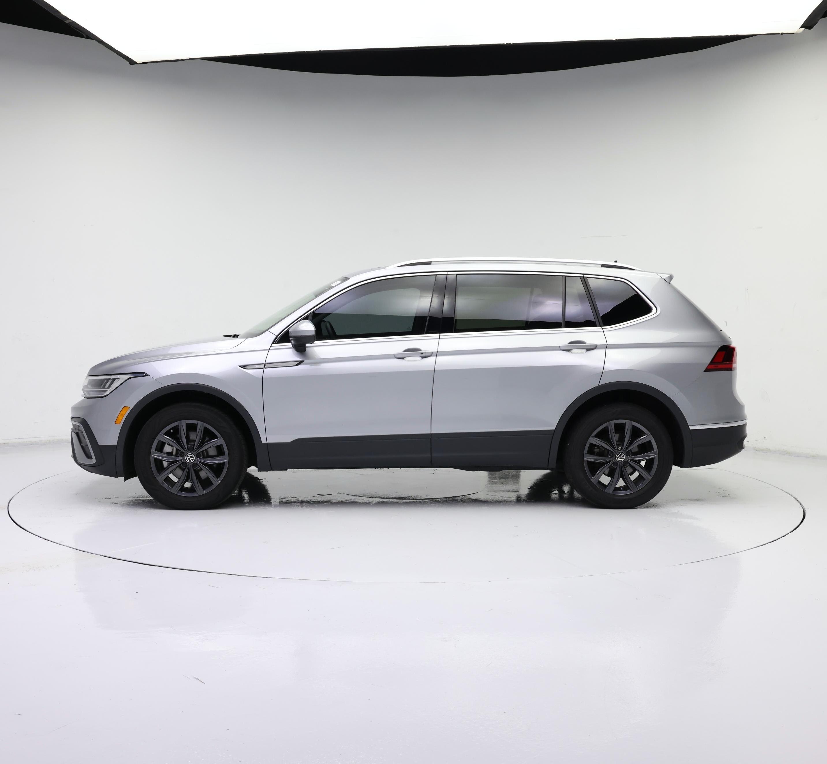 Thumbnail: 2023 Volkswagen Tiguan - 3