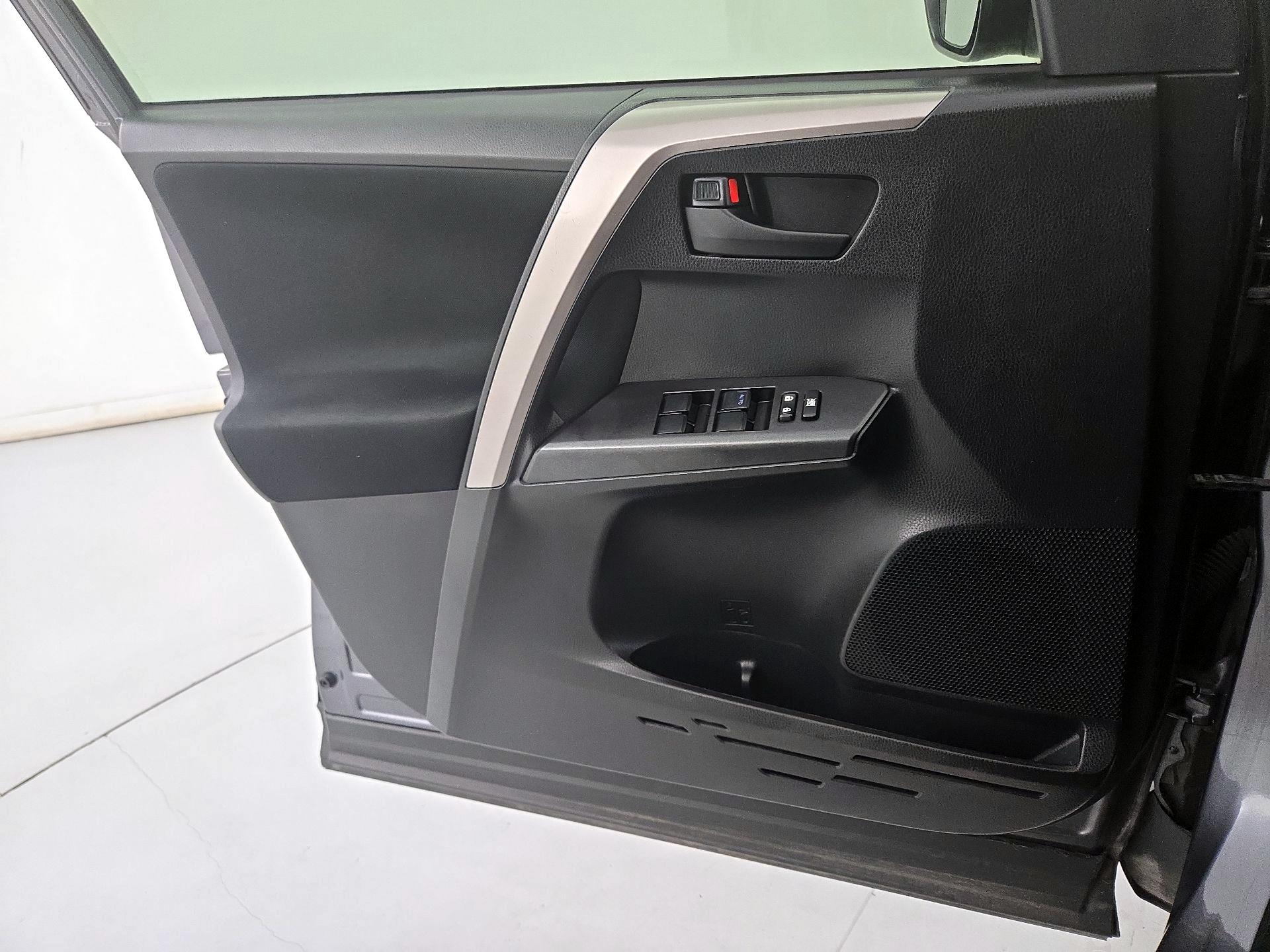 Thumbnail: 2018 Toyota RAV4 - 12