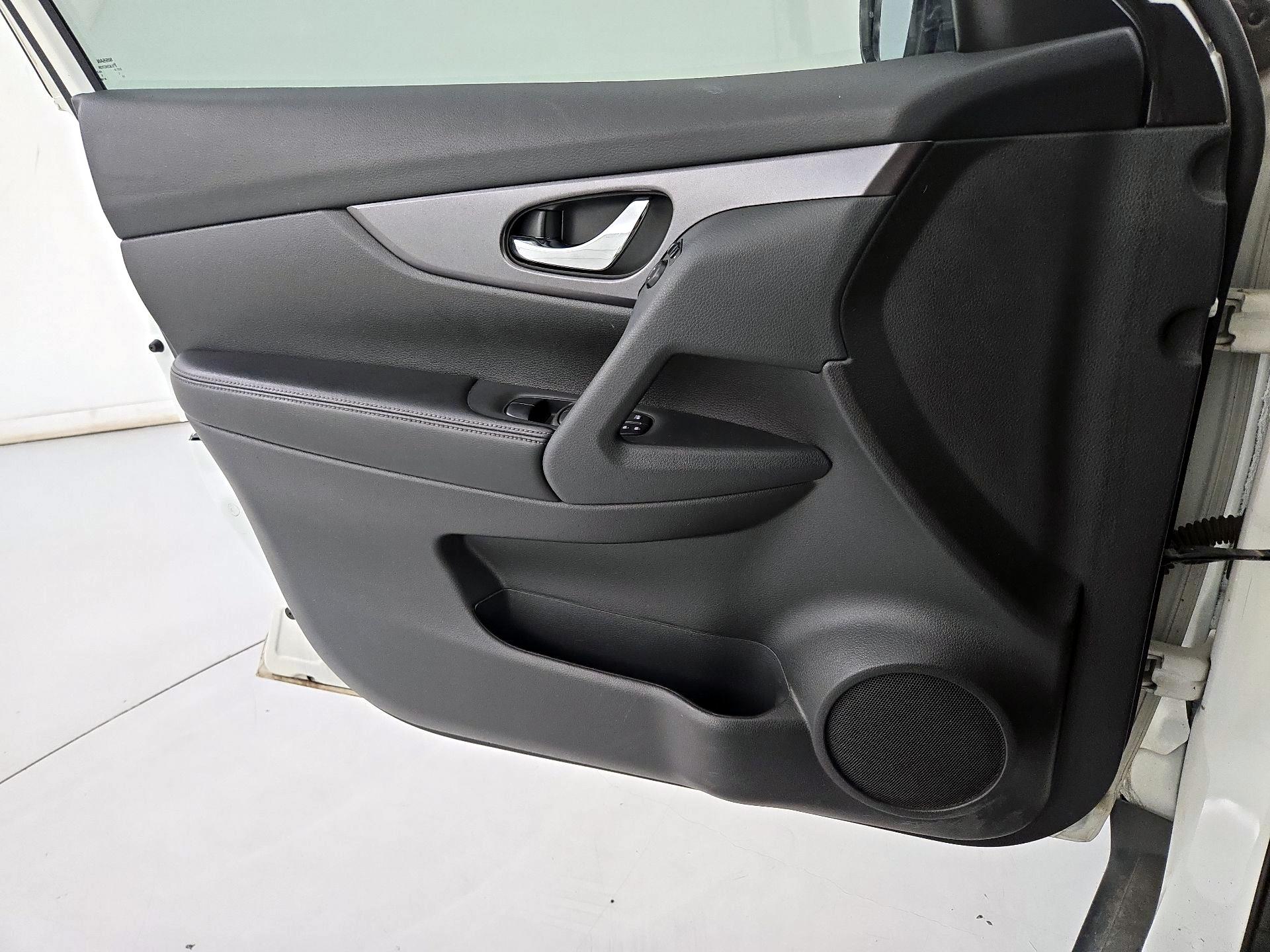 Thumbnail: 2016 Nissan Rogue - 12