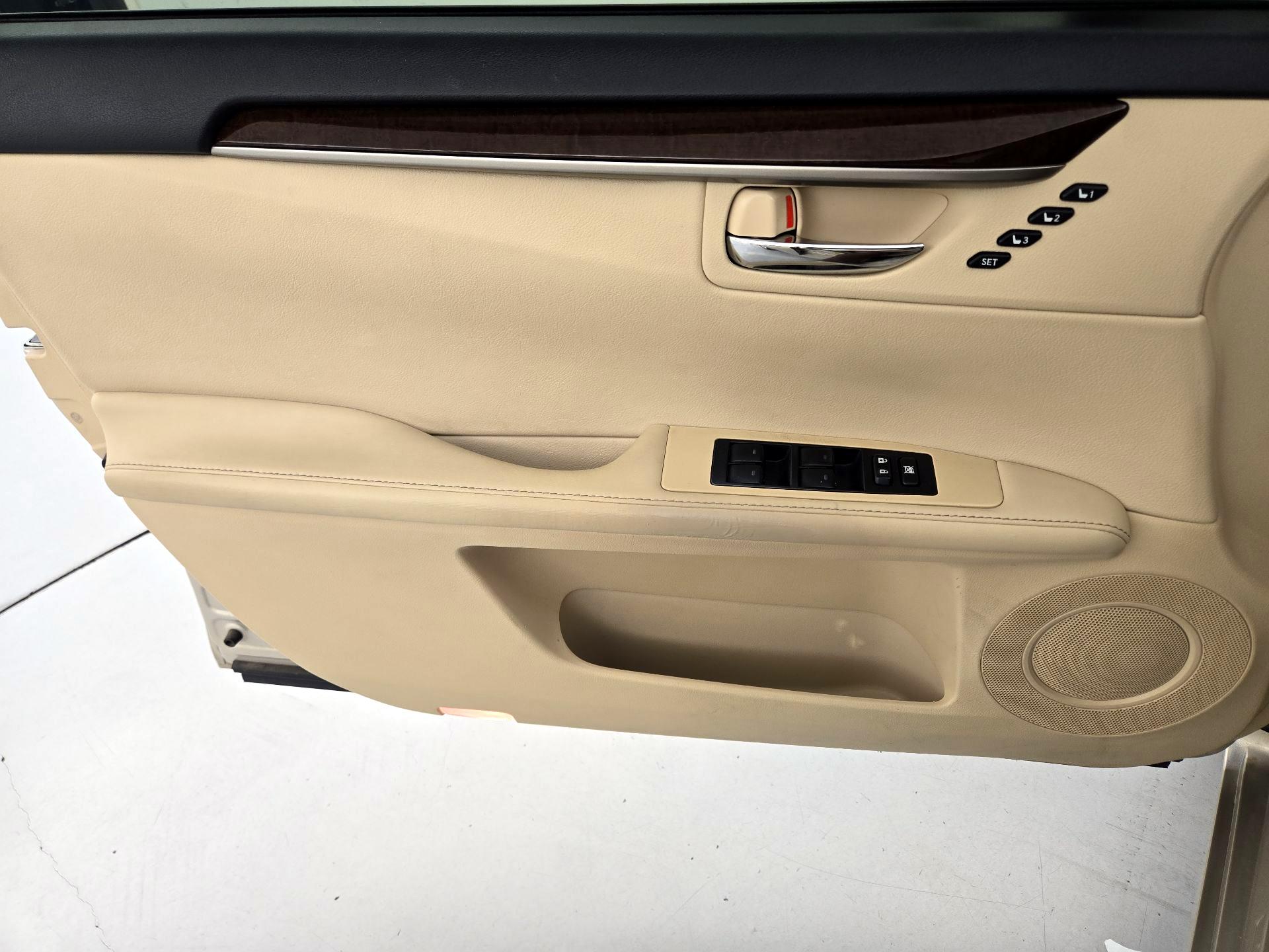 Thumbnail: 2015 Lexus ES - 12