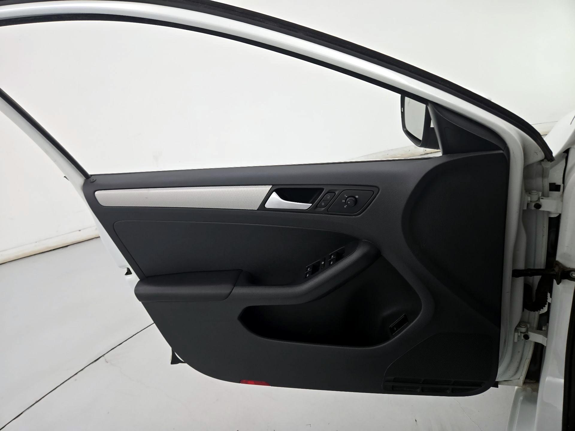 Thumbnail: 2017 Volkswagen Jetta - 12