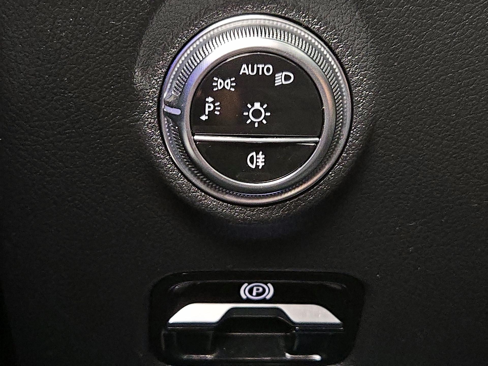 Thumbnail: 2023 Mercedes-Benz C-Class - 13