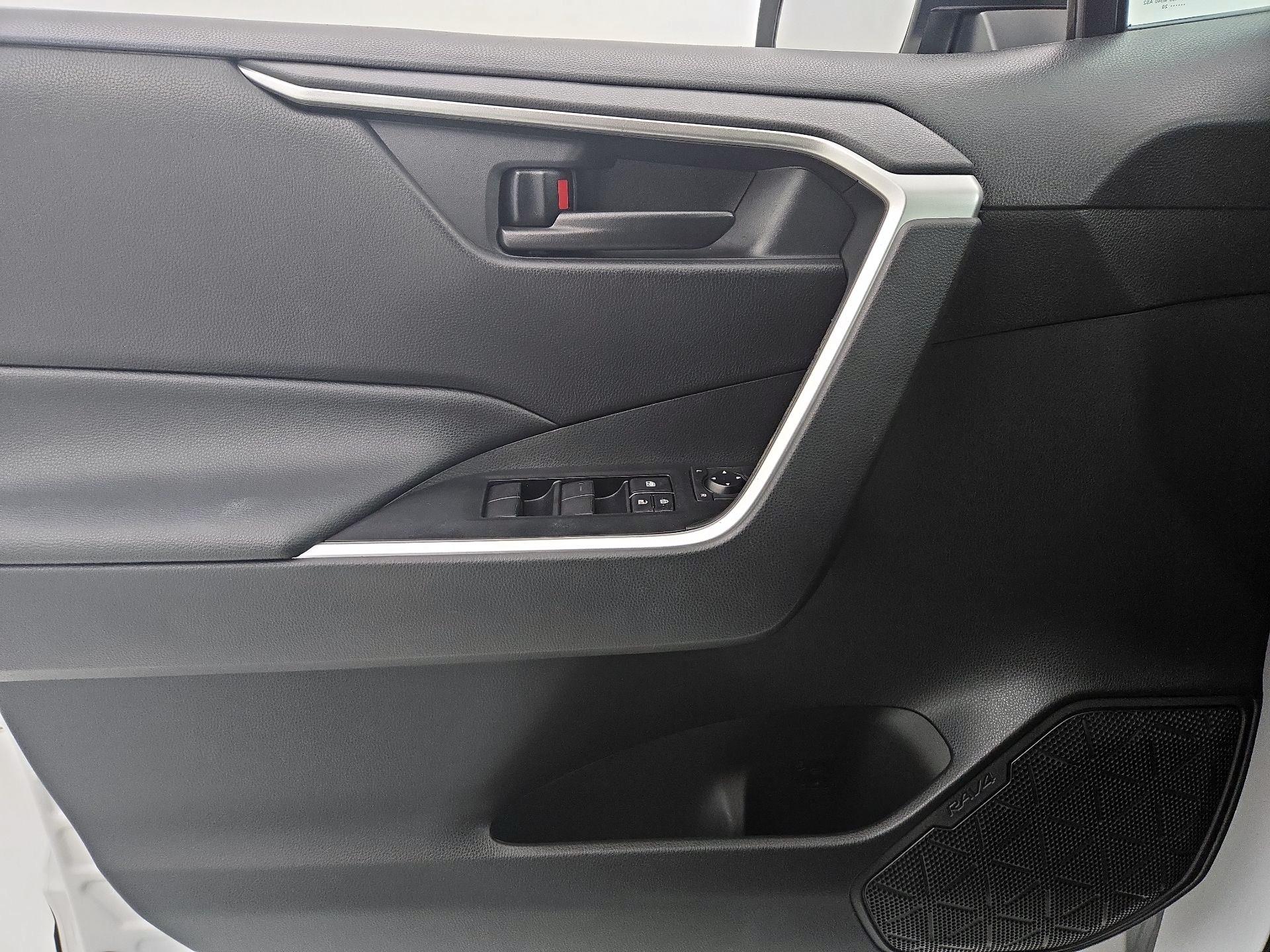 Thumbnail: 2020 Toyota RAV4 - 12