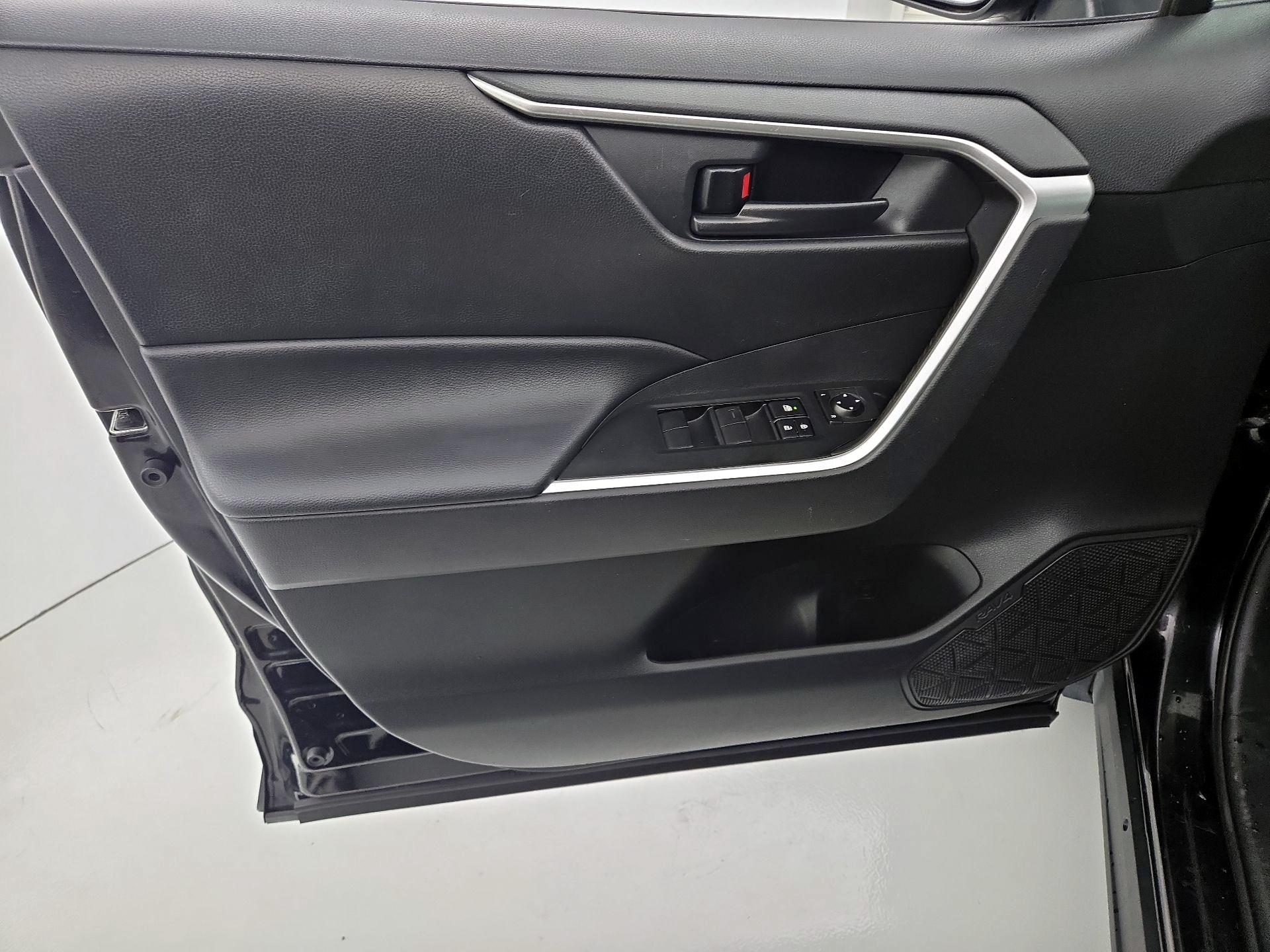 Thumbnail: 2020 Toyota RAV4 - 12