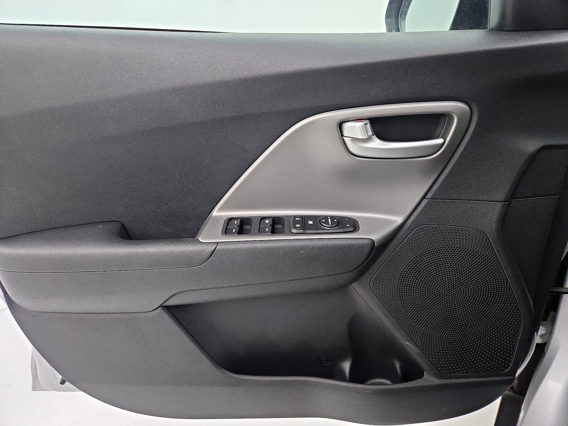 Thumbnail: 2021 Kia Niro - 12