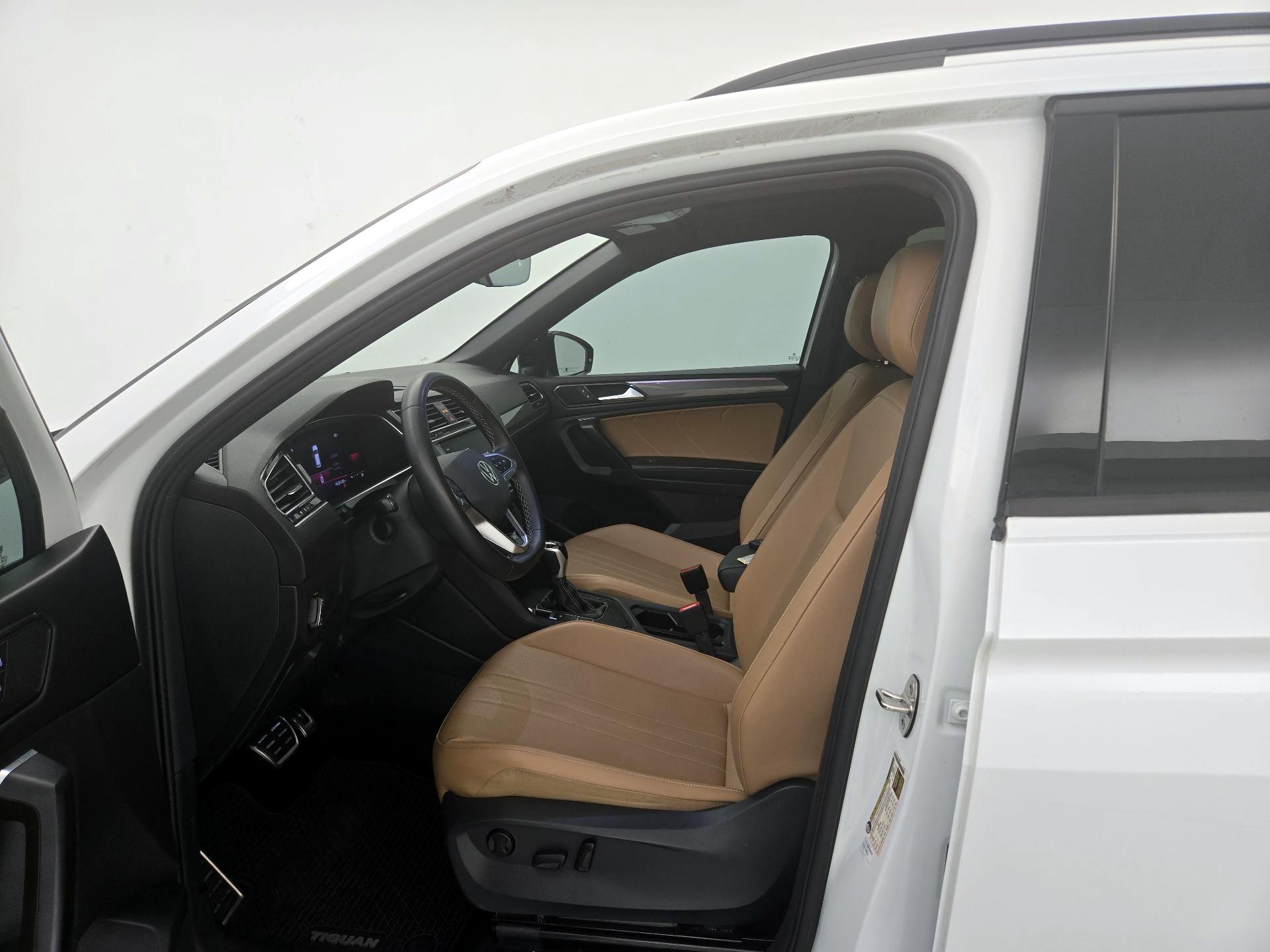 Thumbnail: 2023 Volkswagen Tiguan - 11