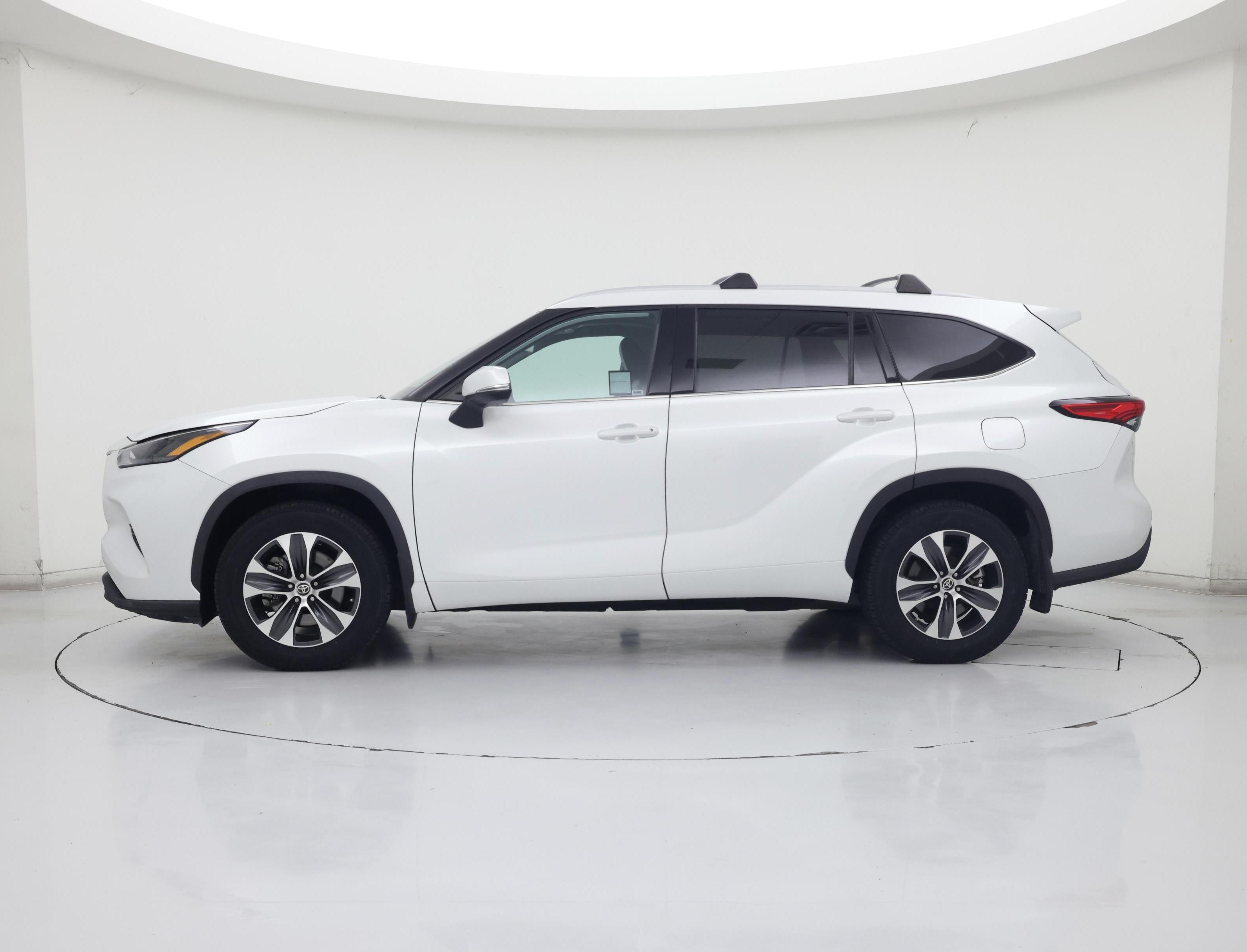 Thumbnail: 2022 Toyota Highlander - 3