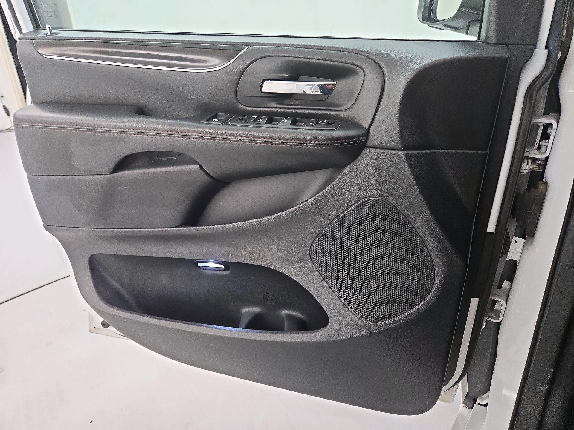 Thumbnail: 2020 Dodge Grand Caravan - 12