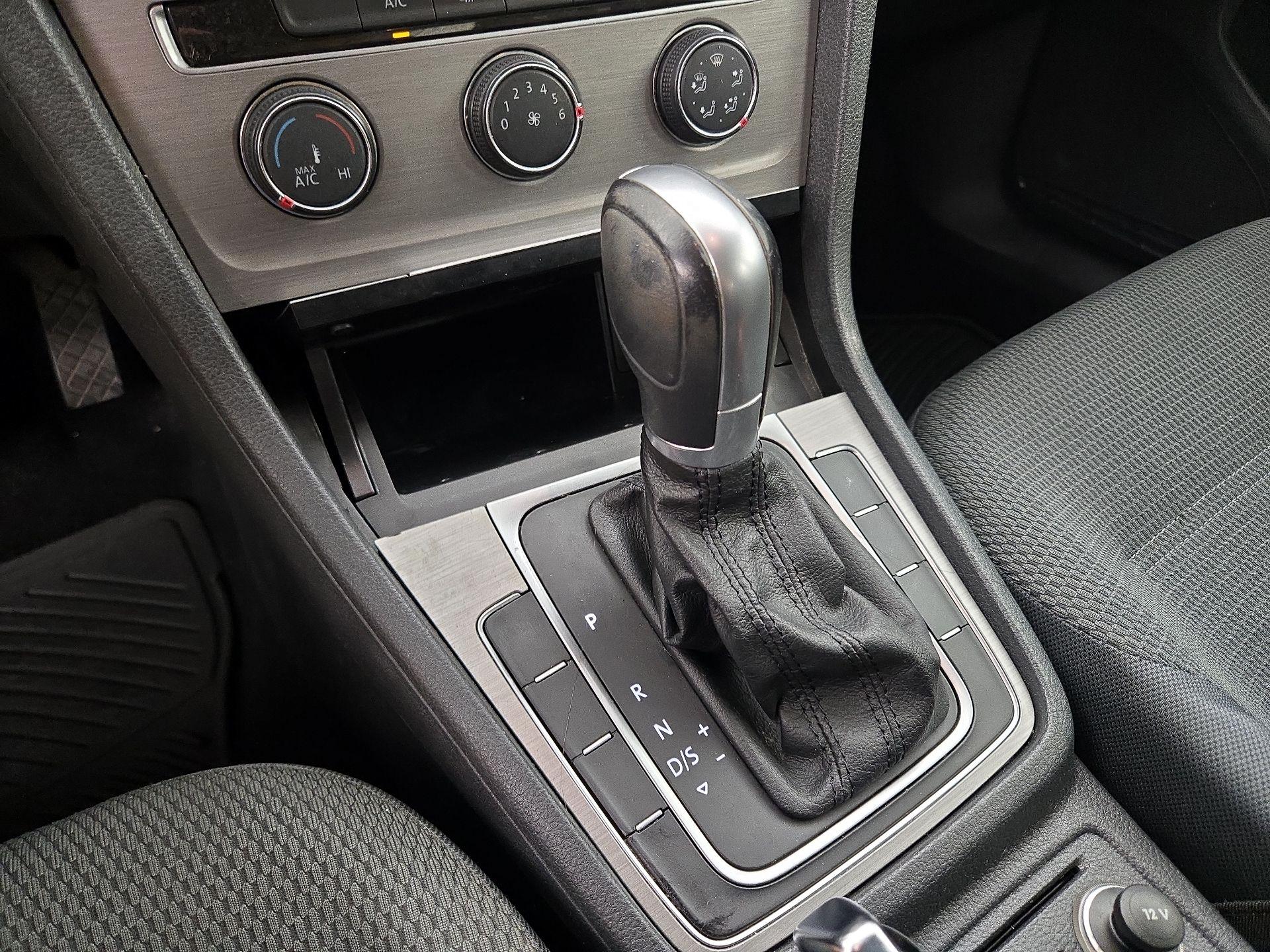 Thumbnail: 2016 Volkswagen Golf - 17