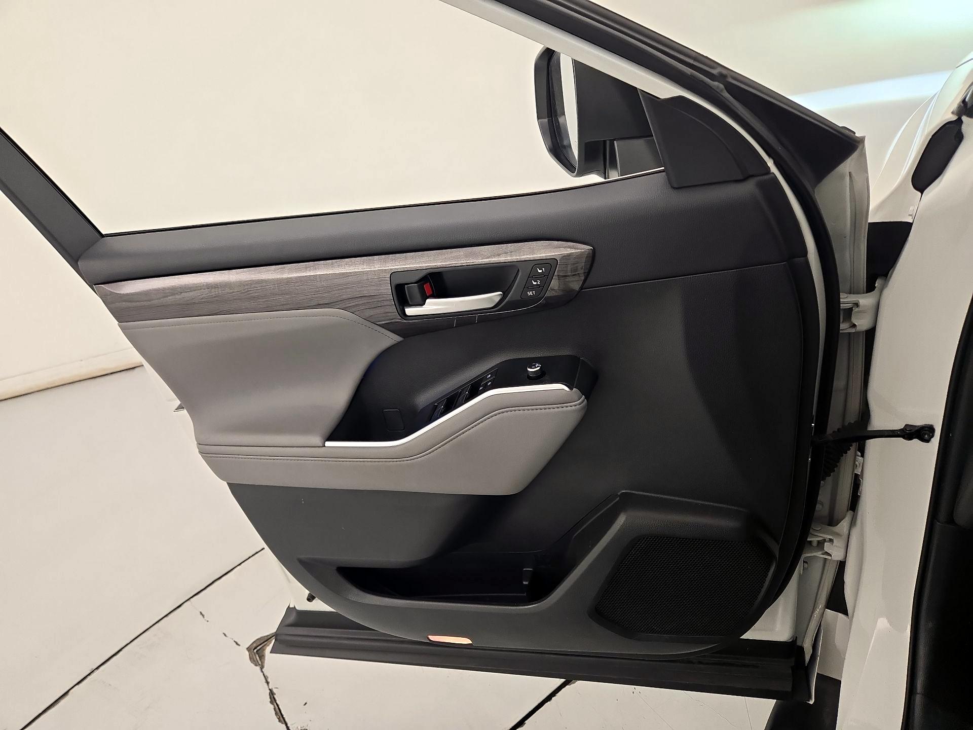 Thumbnail: 2021 Toyota Highlander - 12