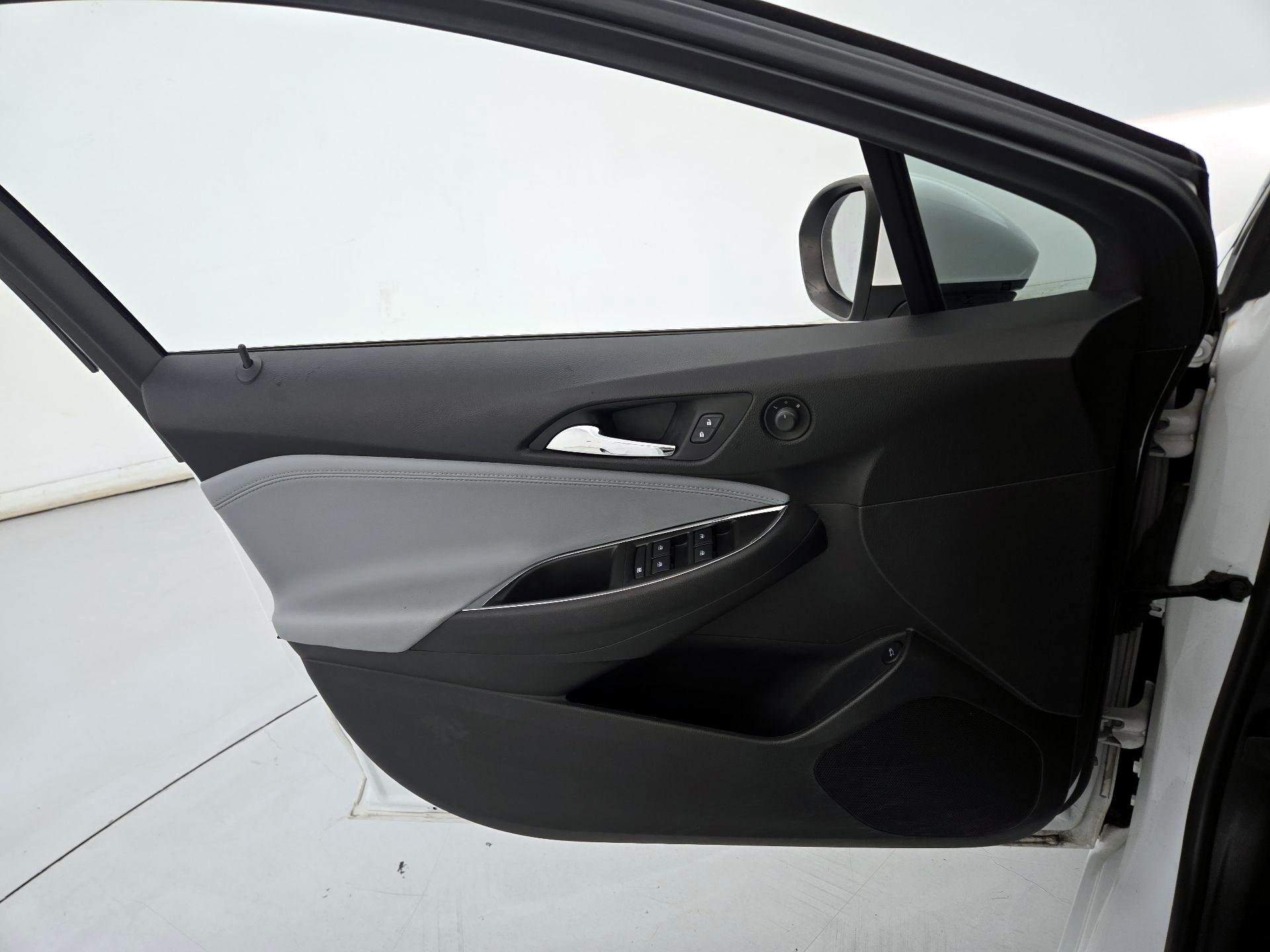 Thumbnail: 2019 Chevrolet Cruze - 12