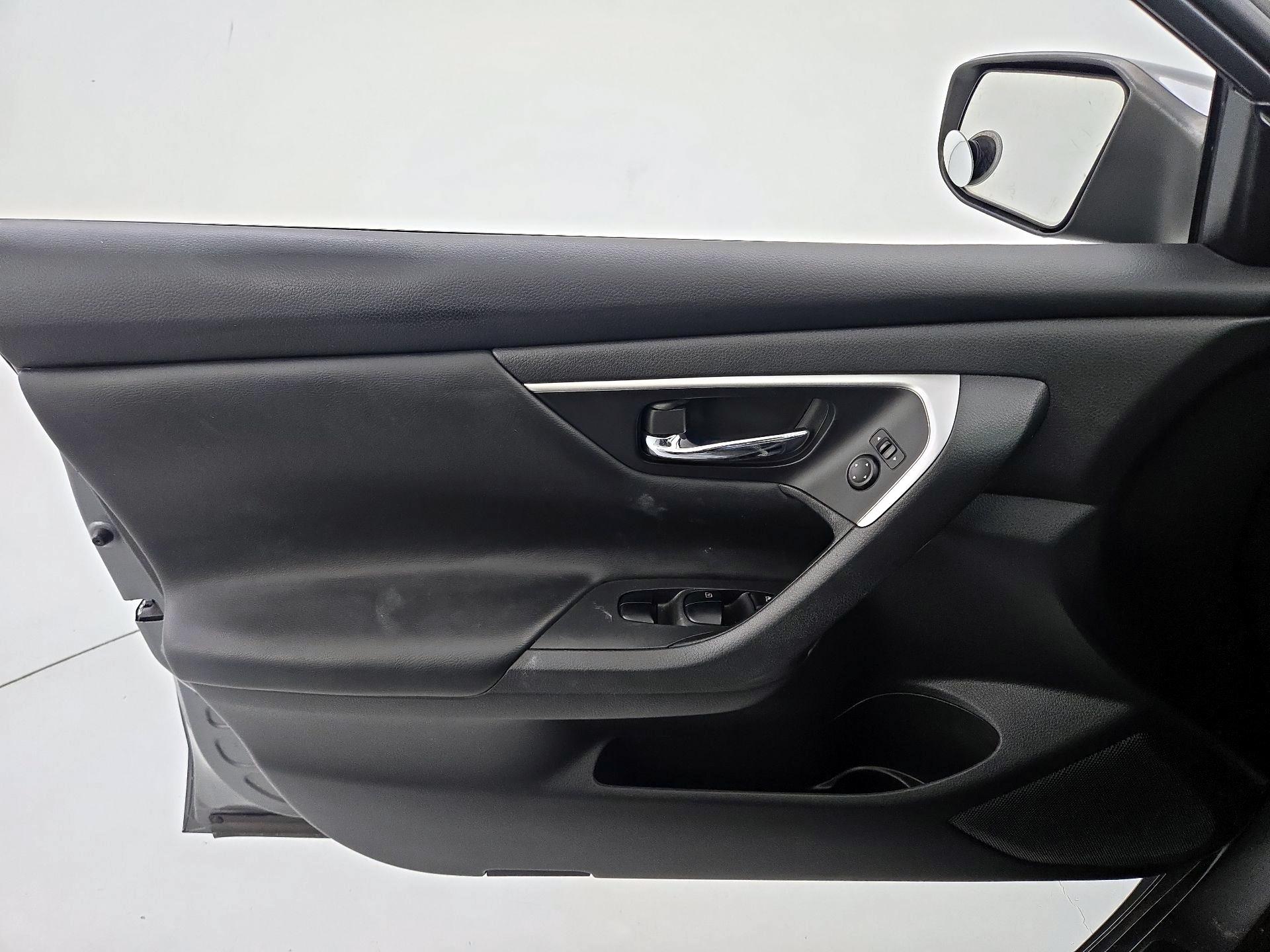 Thumbnail: 2016 Nissan Altima - 12