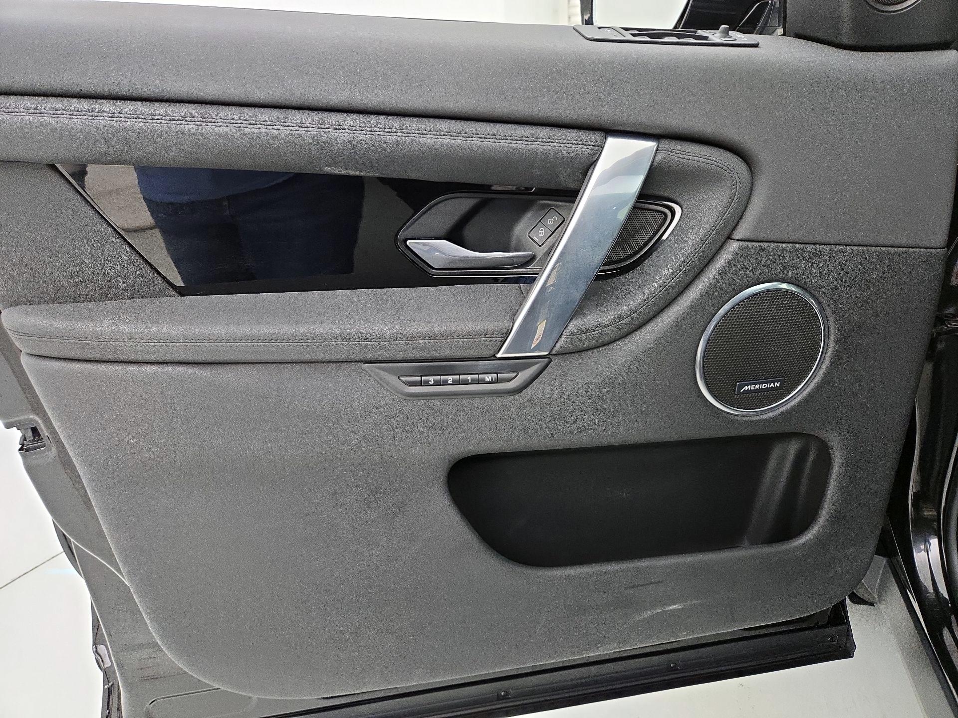 Thumbnail: 2020 Land Rover Discovery Sport - 12