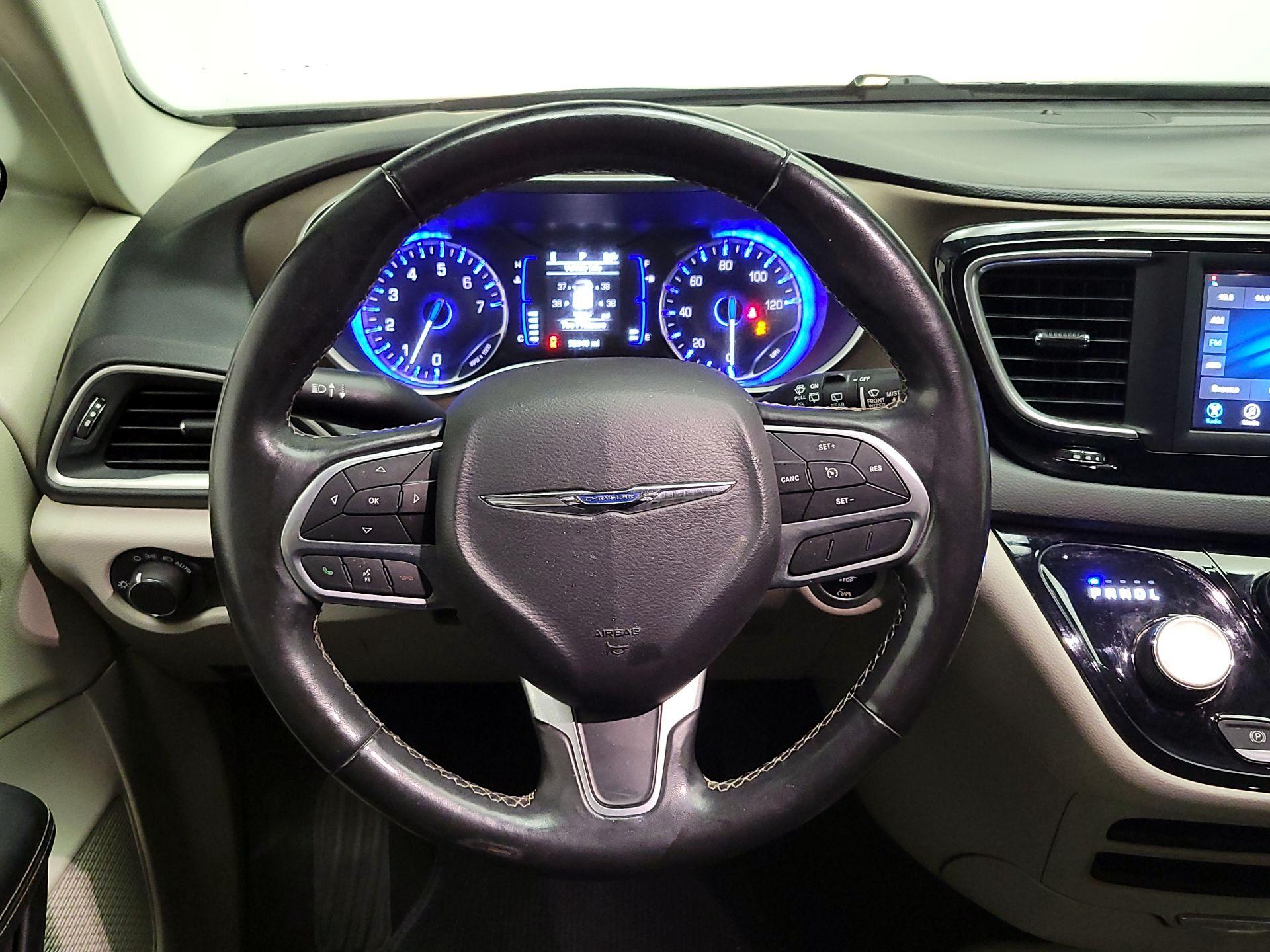Thumbnail: 2020 Chrysler Voyager - 10