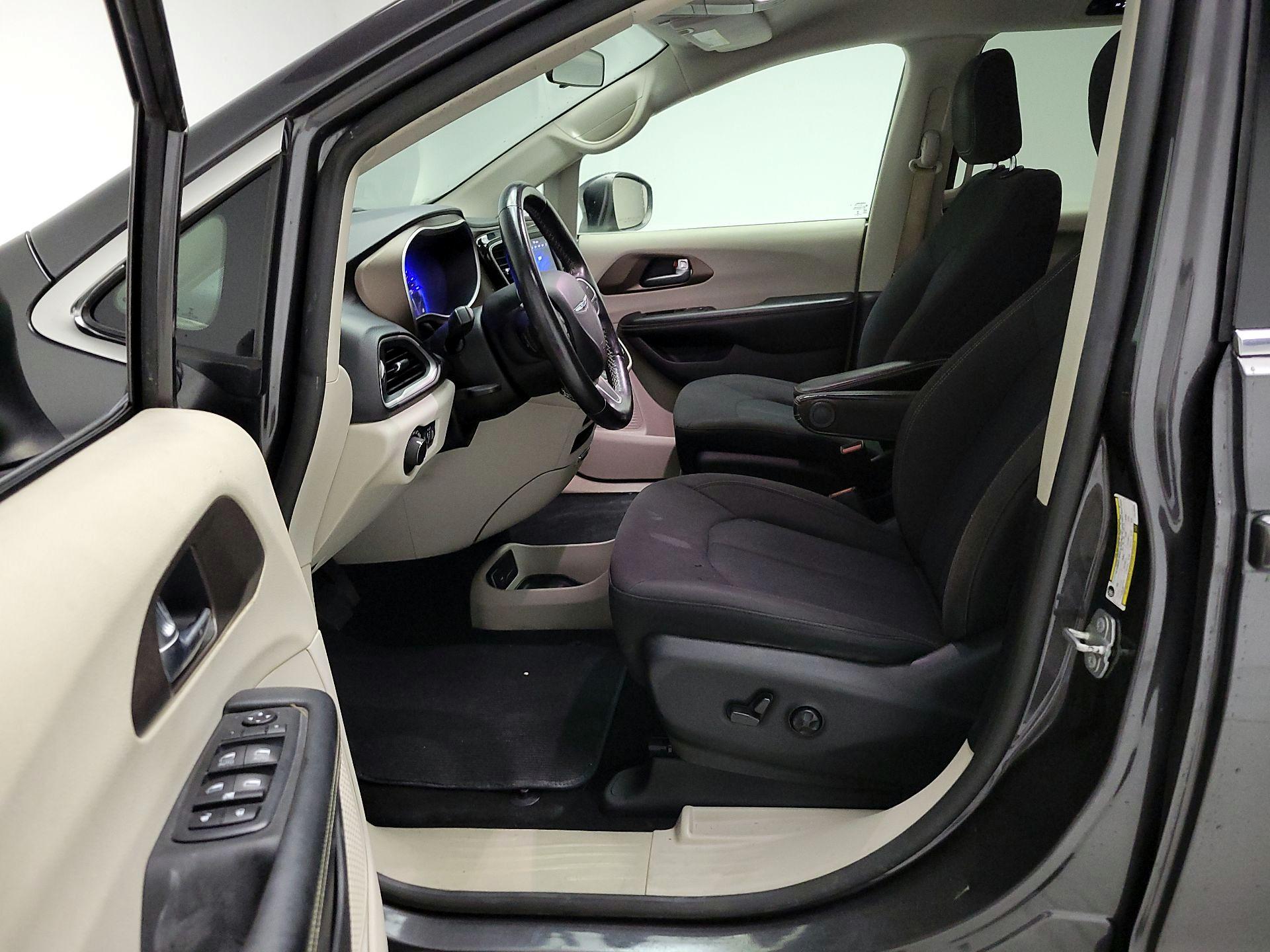 Thumbnail: 2020 Chrysler Voyager - 11