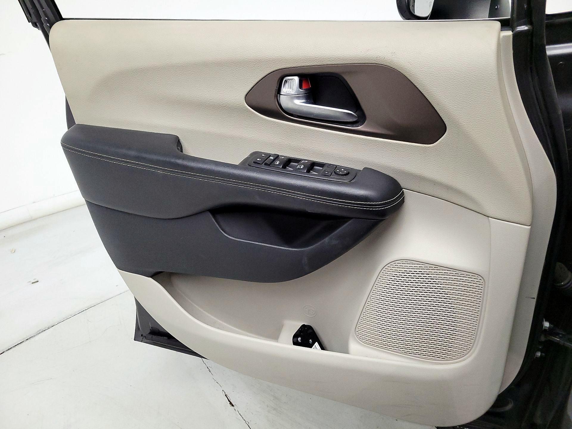 Thumbnail: 2020 Chrysler Voyager - 12