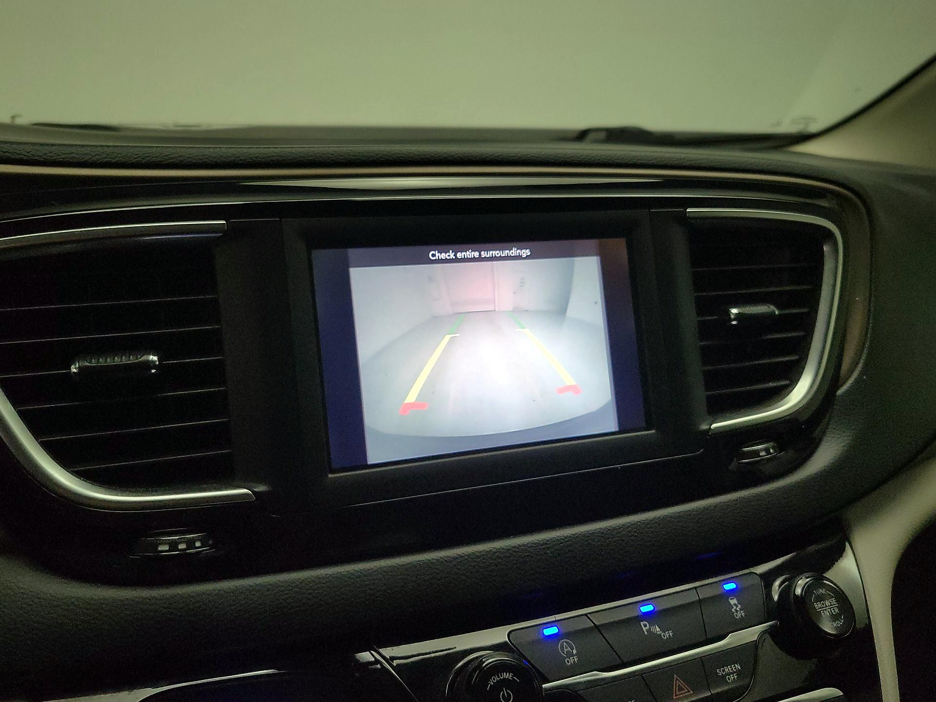 Thumbnail: 2020 Chrysler Voyager - 14