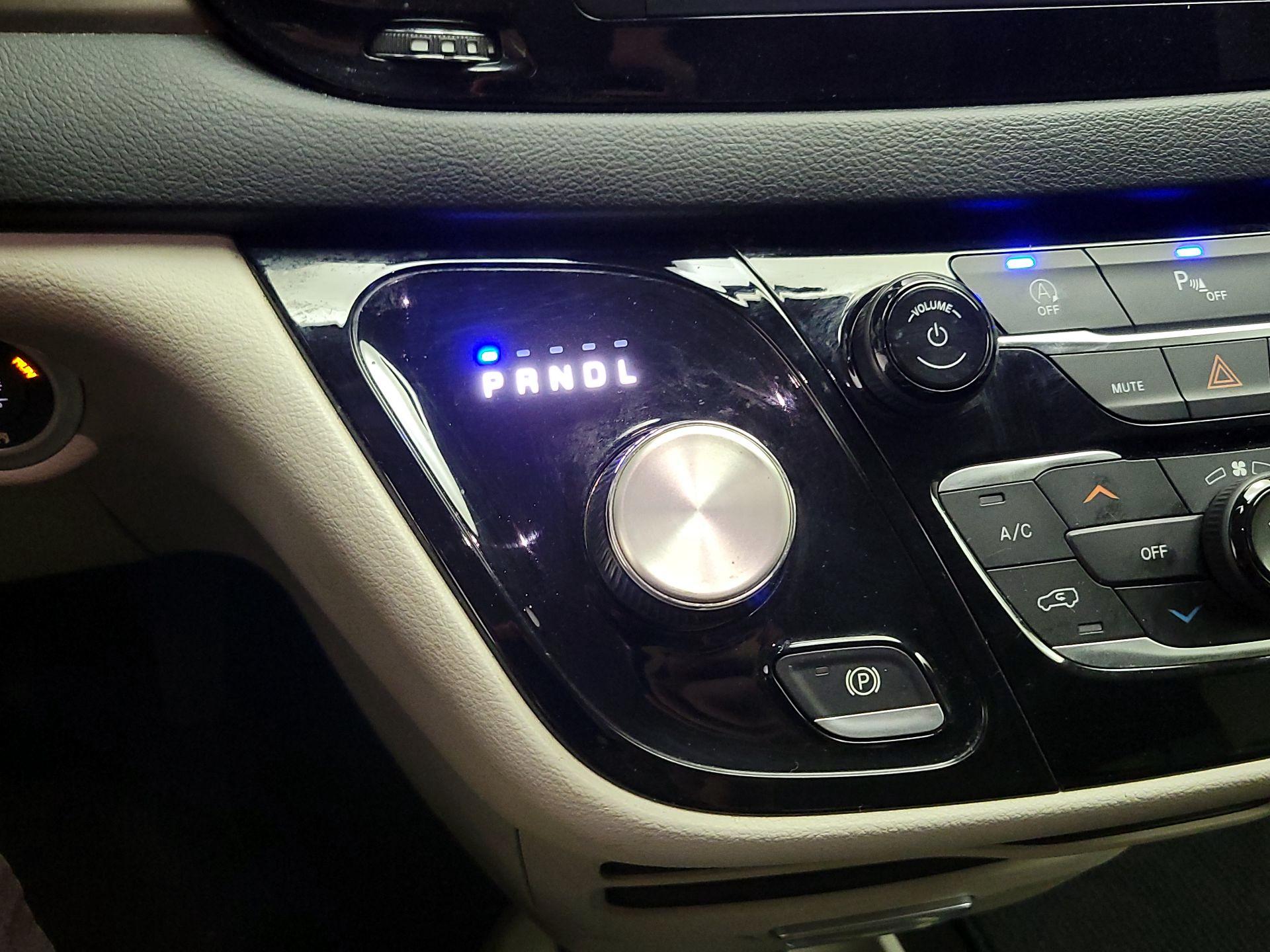 Thumbnail: 2020 Chrysler Voyager - 17