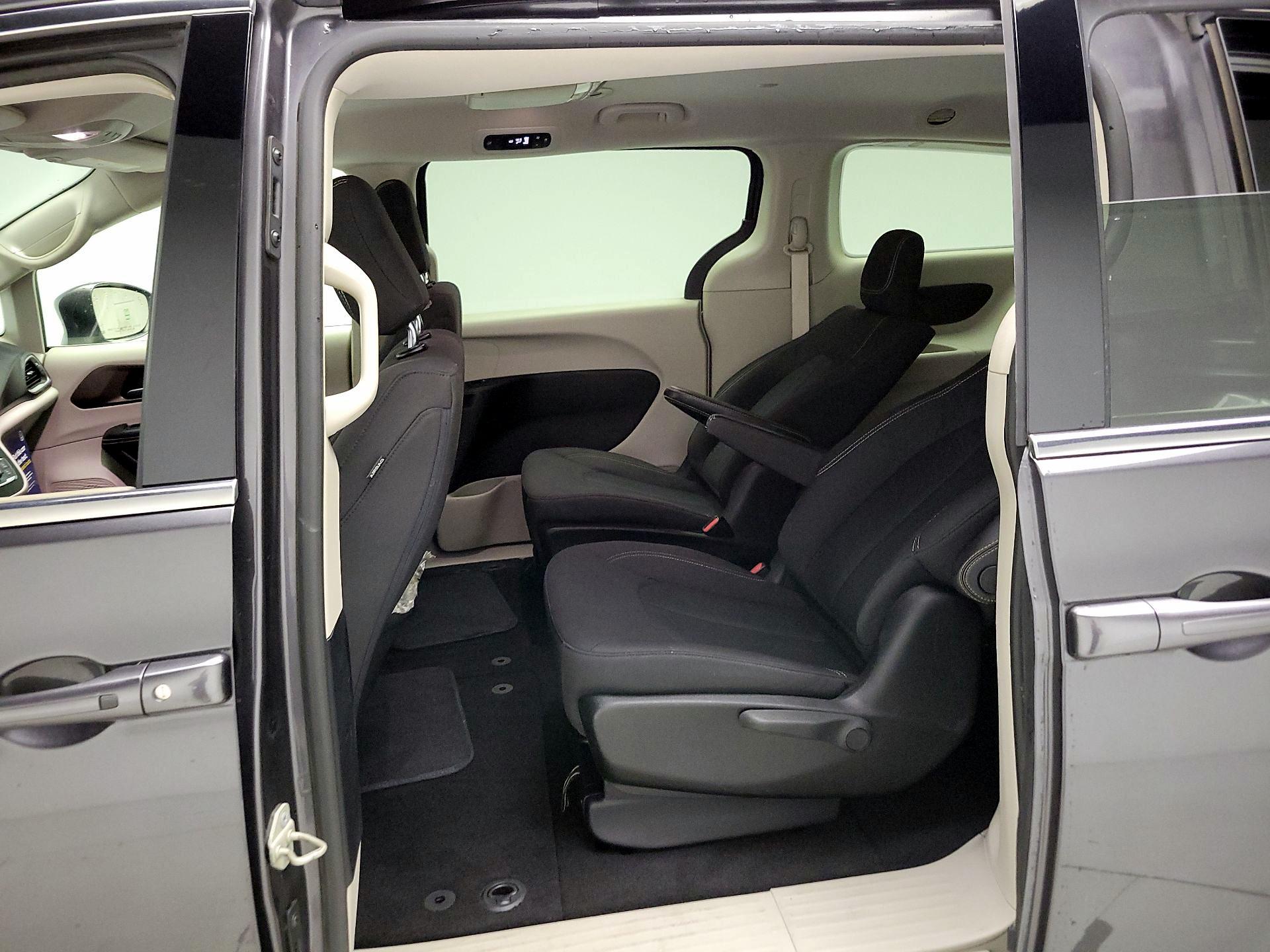 Thumbnail: 2020 Chrysler Voyager - 19
