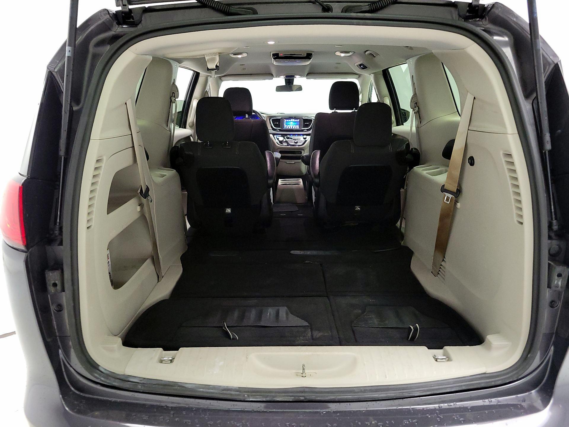 Thumbnail: 2020 Chrysler Voyager - 20