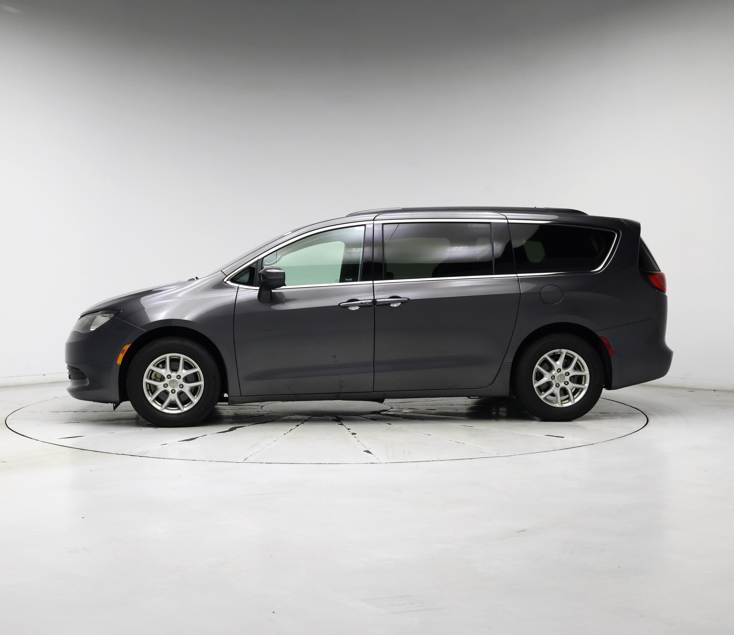 Thumbnail: 2020 Chrysler Voyager - 3