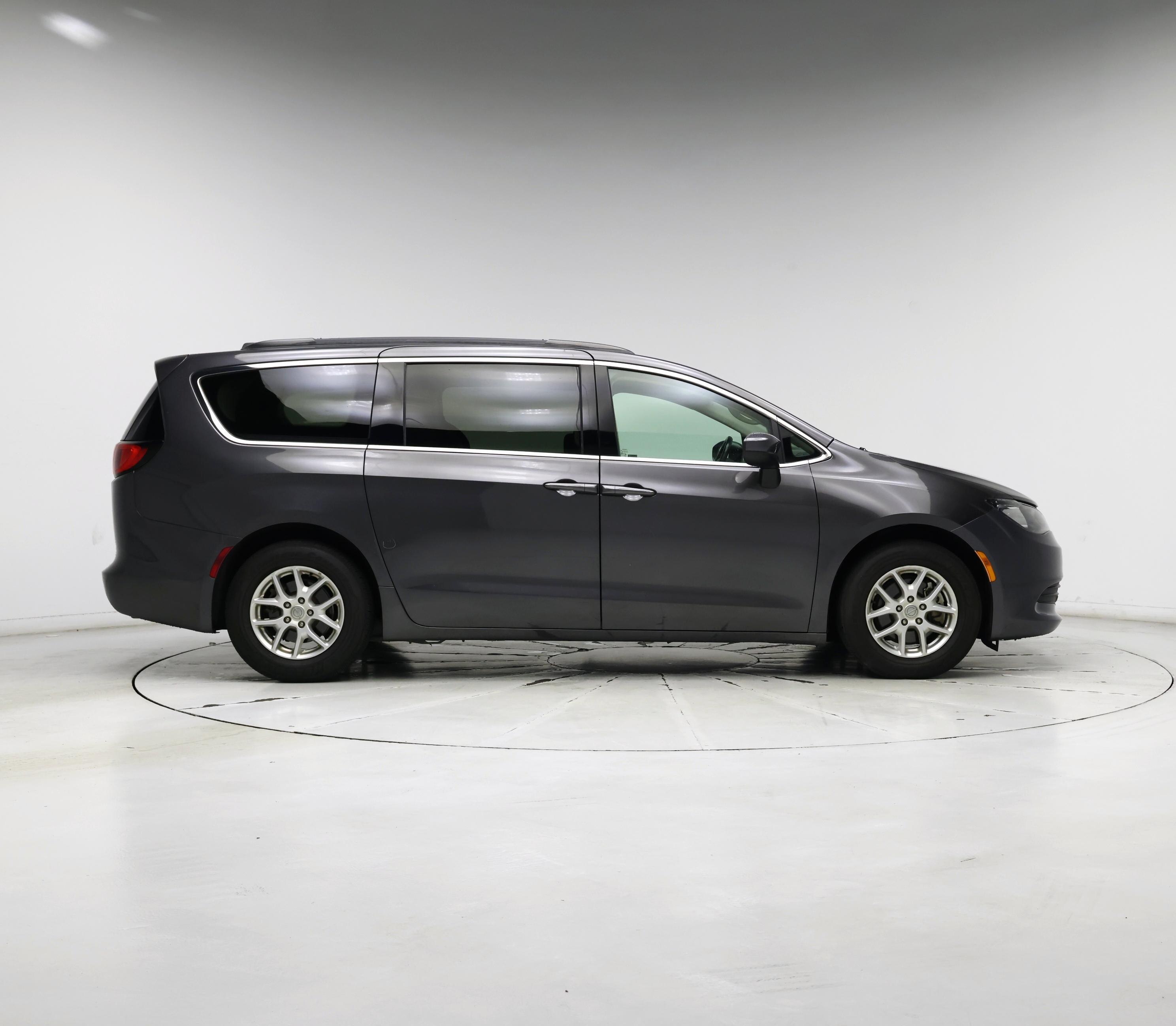Thumbnail: 2020 Chrysler Voyager - 7