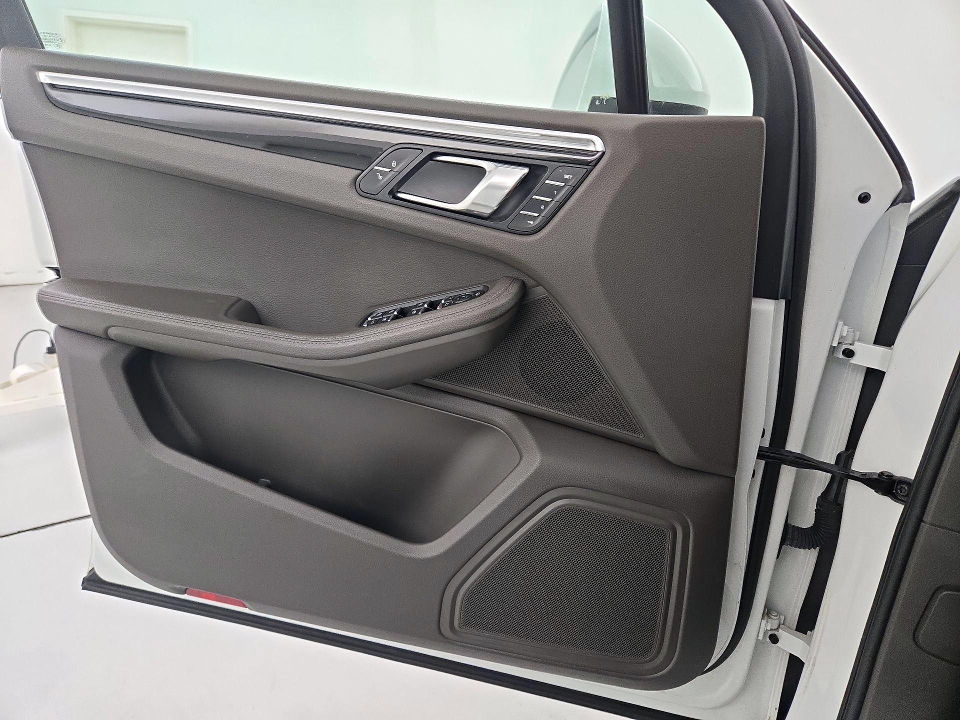 Thumbnail: 2015 Porsche Macan - 12