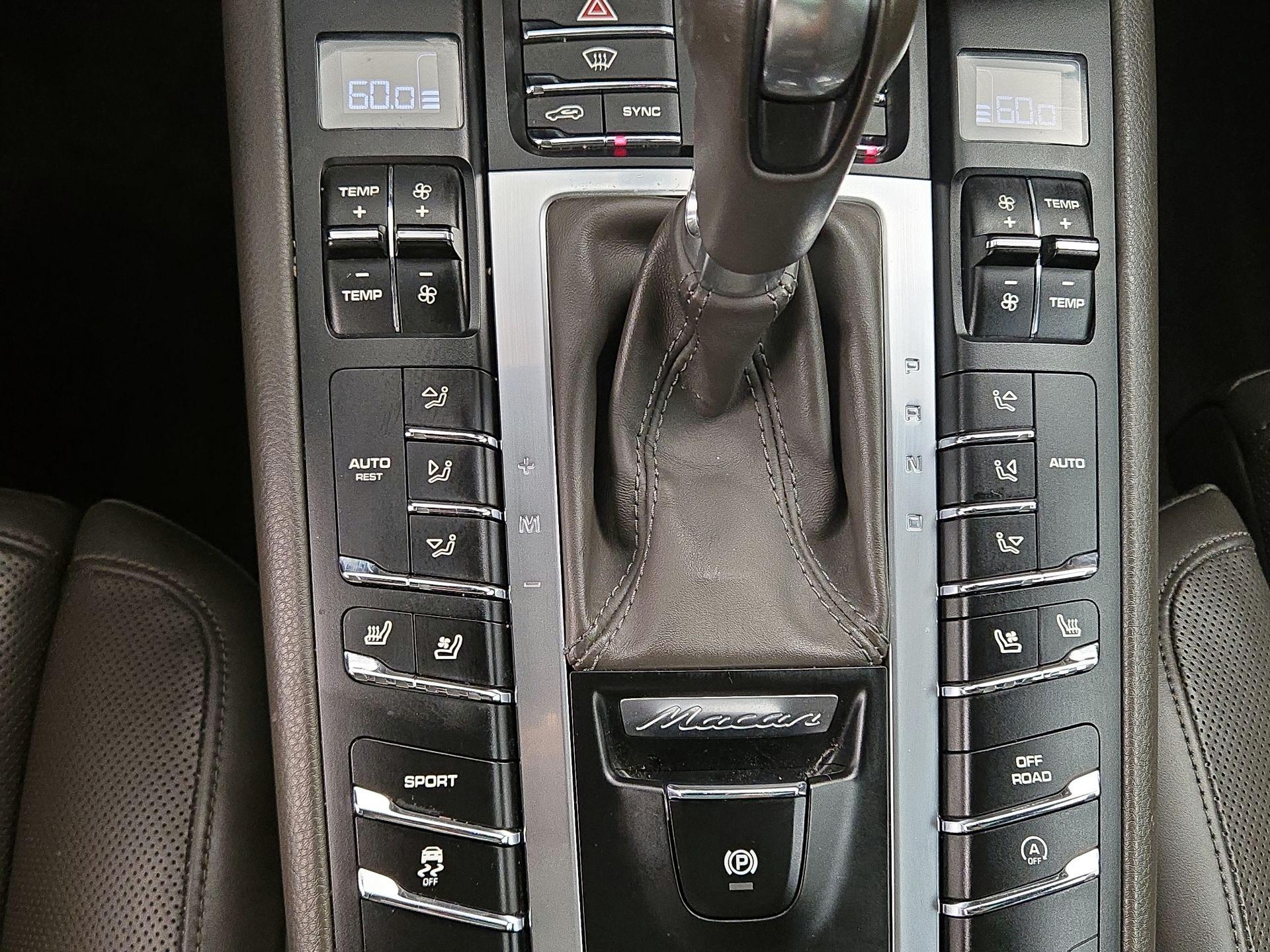 Thumbnail: 2015 Porsche Macan - 15