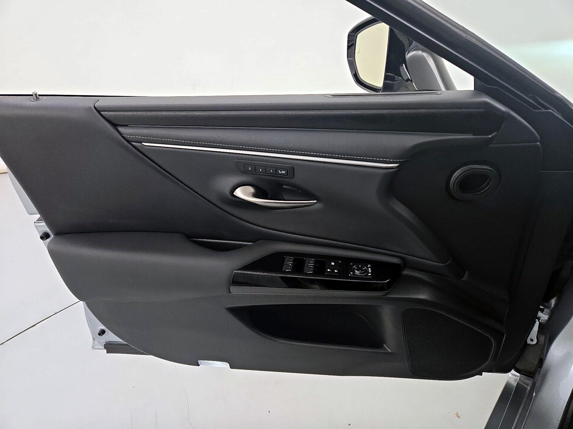 Thumbnail: 2023 Lexus ES - 12