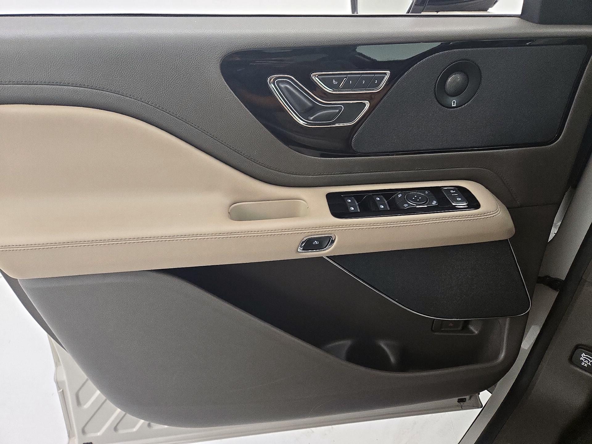 Thumbnail: 2022 Lincoln Aviator - 12