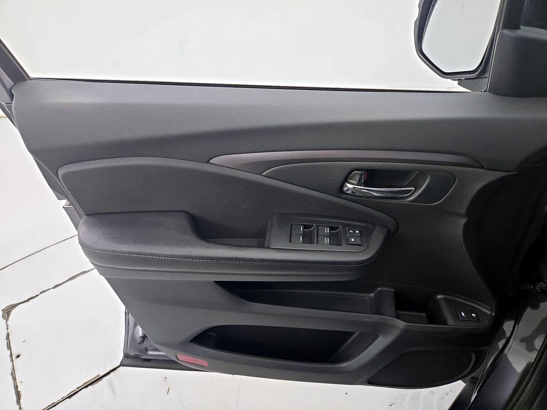 Thumbnail: 2017 Honda Pilot - 12