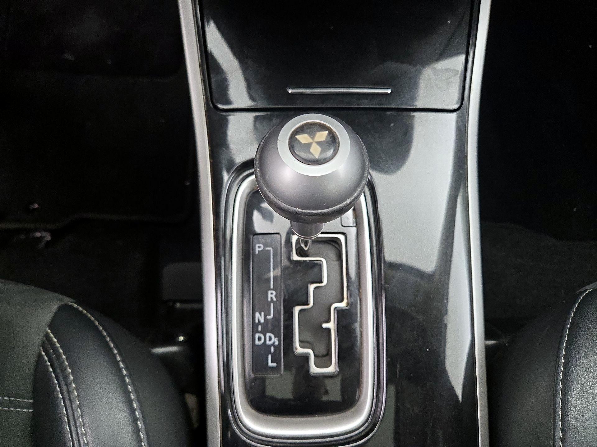 Thumbnail: 2019 Mitsubishi Outlander - 17