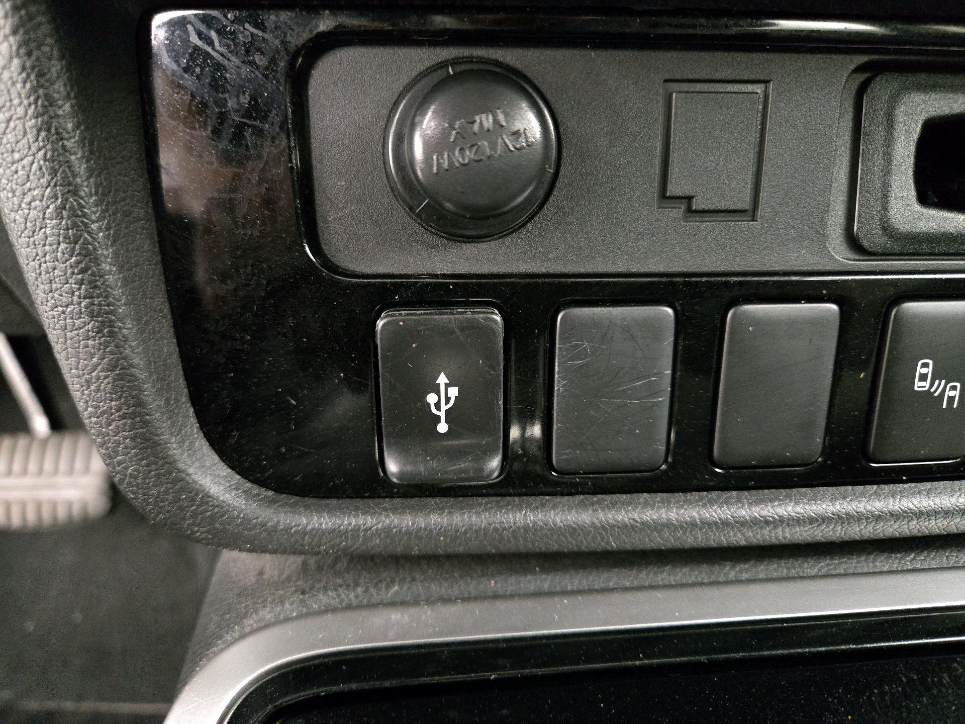 Thumbnail: 2019 Mitsubishi Outlander - 18