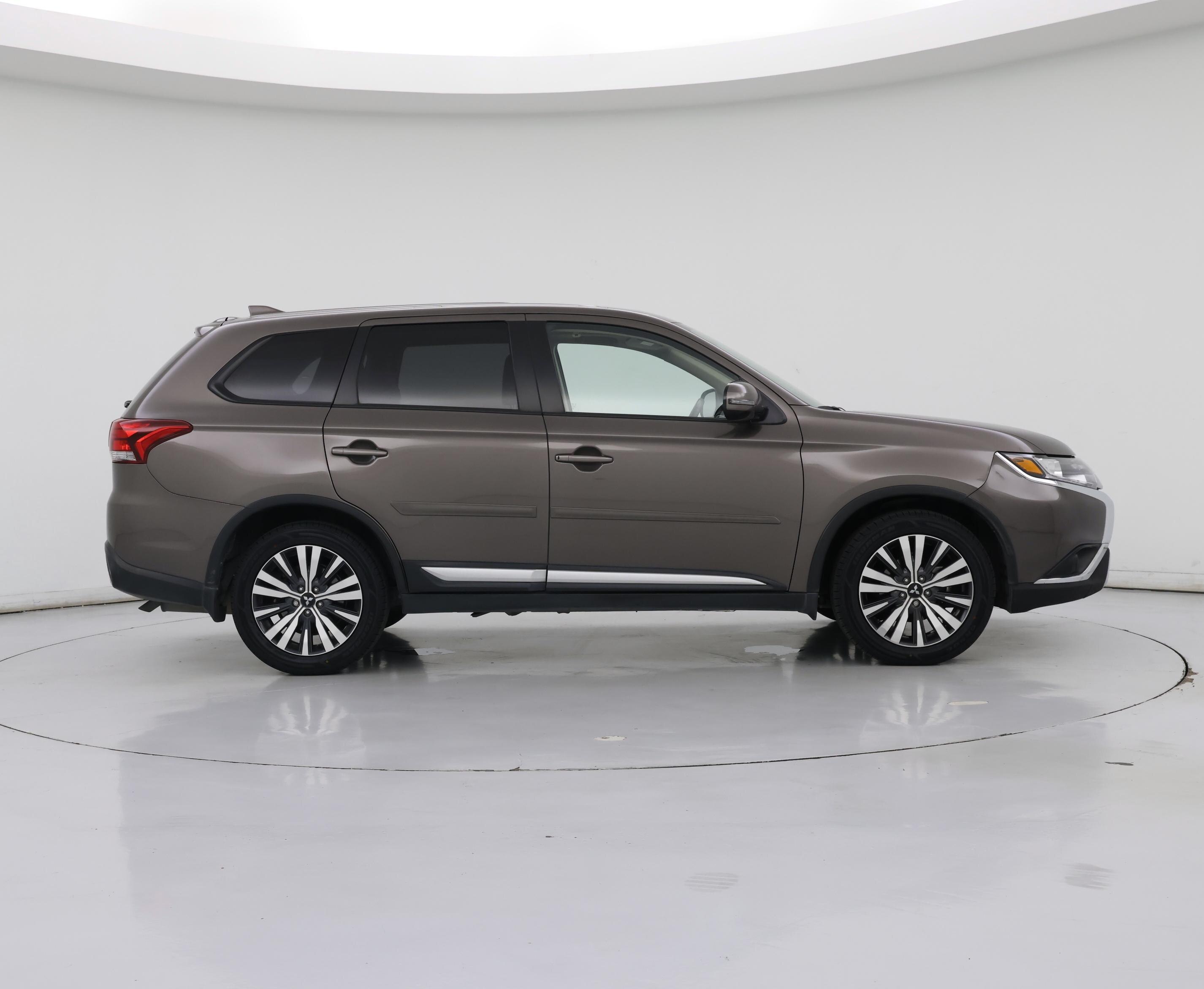 Thumbnail: 2019 Mitsubishi Outlander - 7