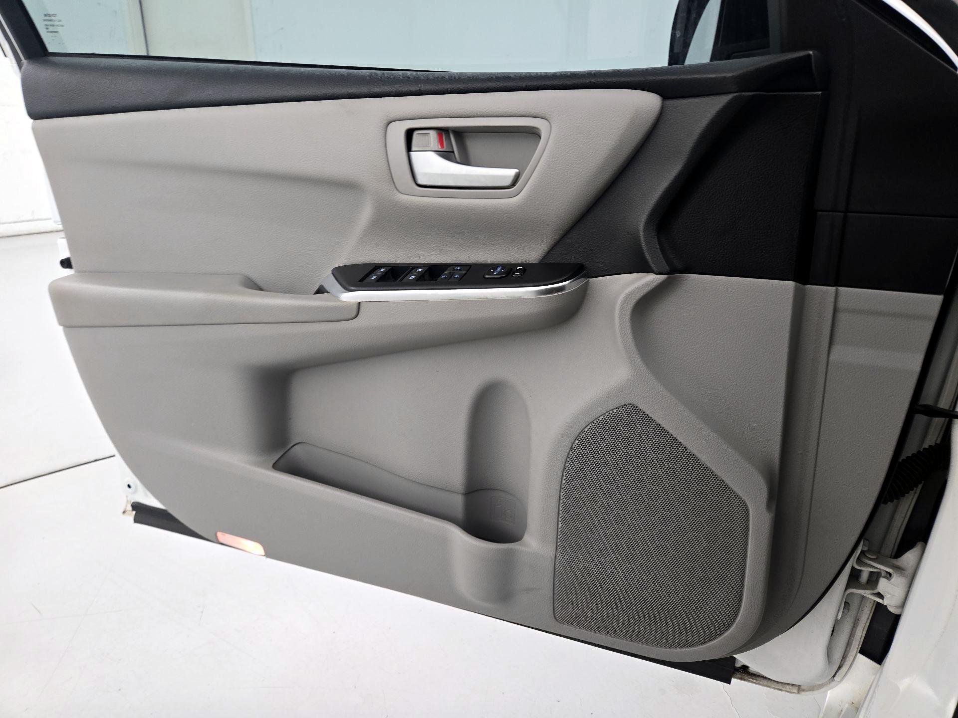 Thumbnail: 2016 Toyota Camry - 12