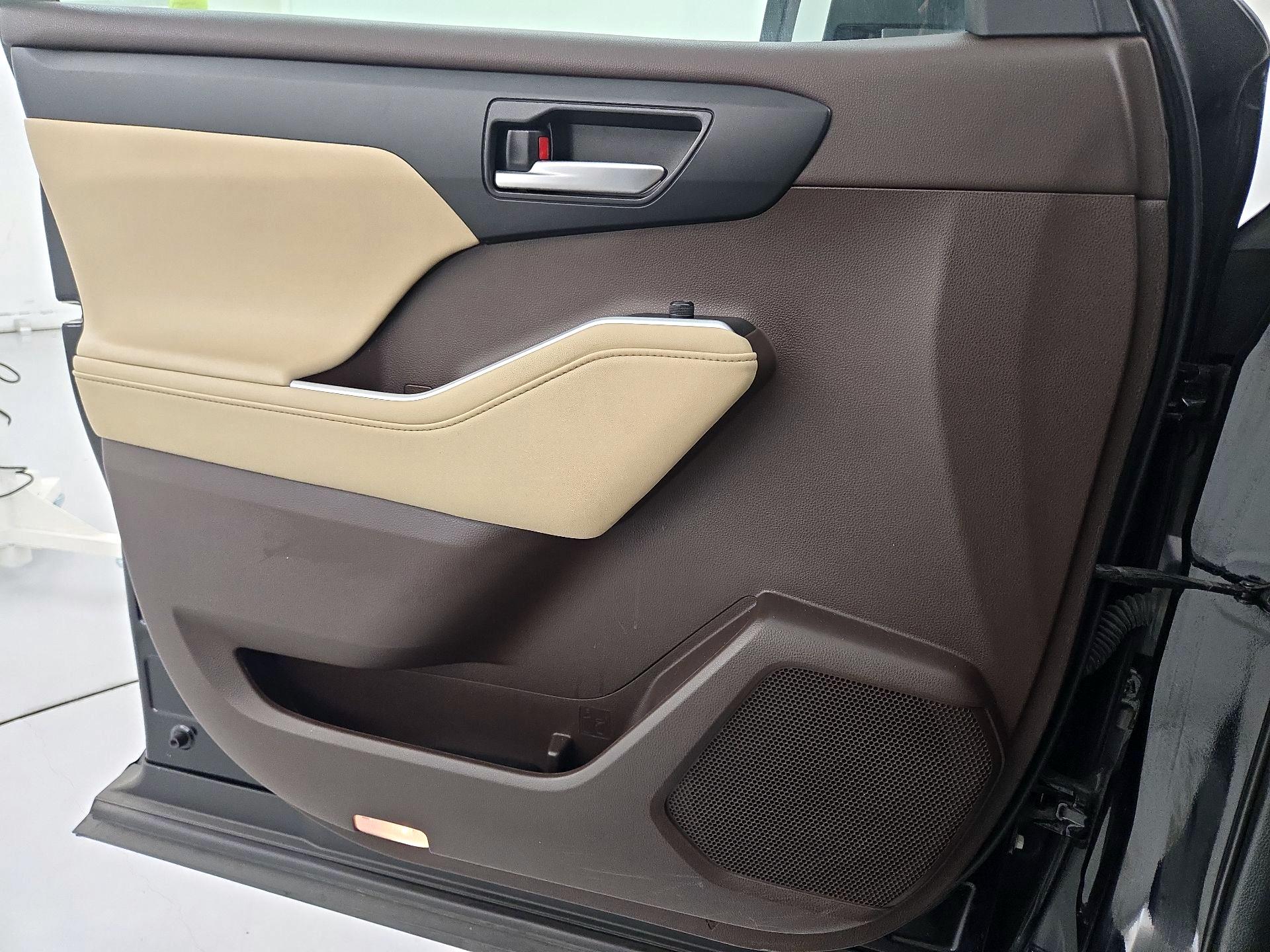 Thumbnail: 2020 Toyota Highlander - 12