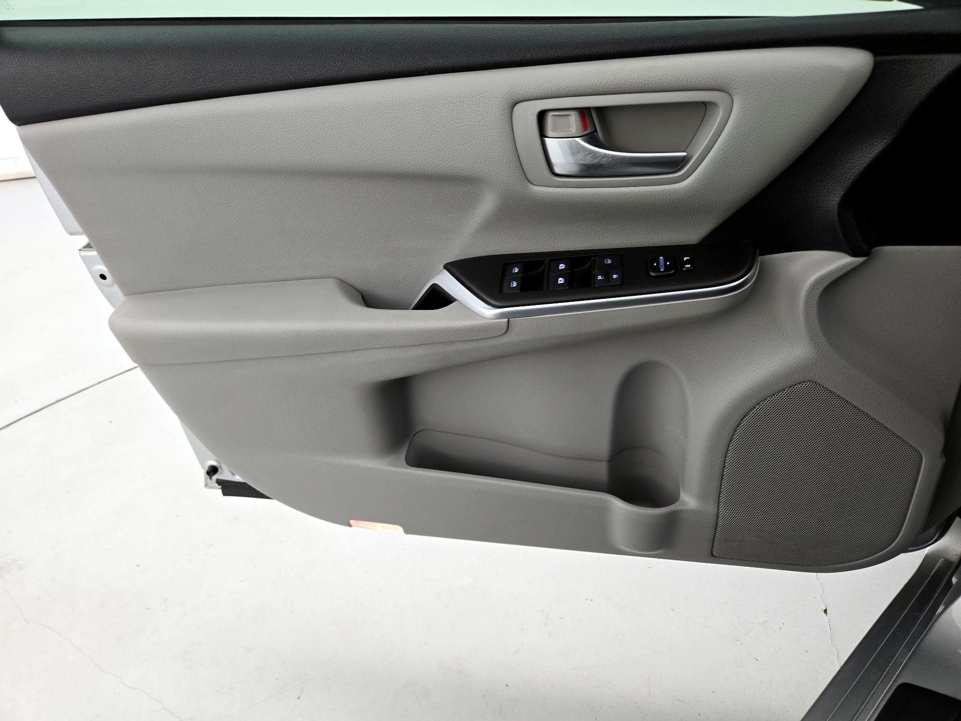 Thumbnail: 2016 Toyota Camry - 12