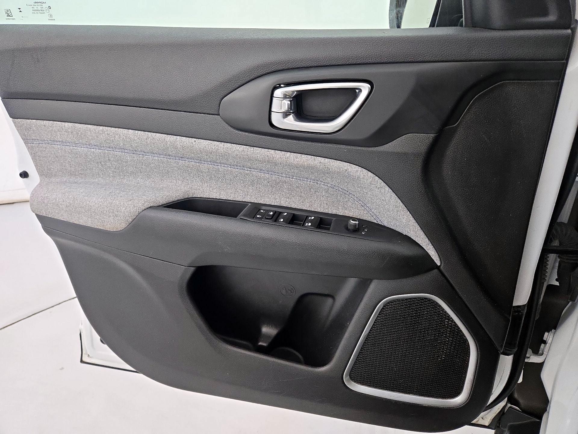 Thumbnail: 2023 Jeep Compass - 12