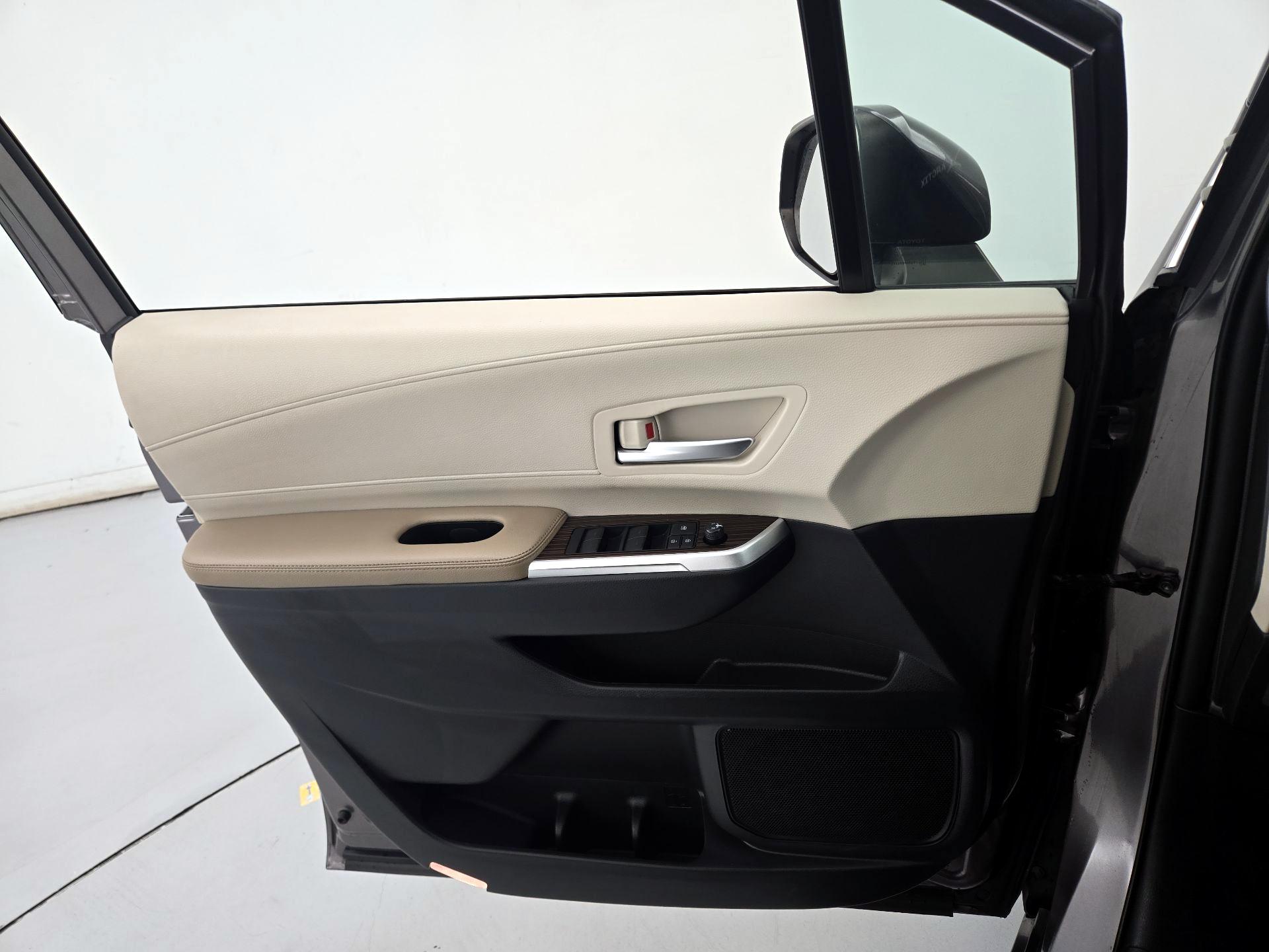 Thumbnail: 2021 Toyota Sienna - 12