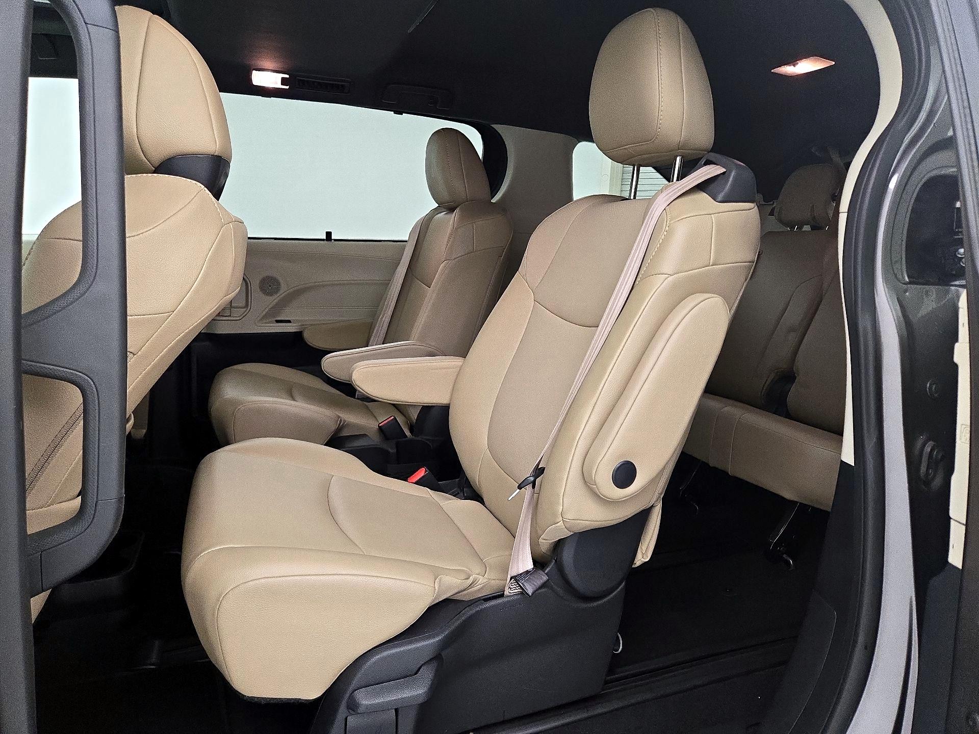 Thumbnail: 2021 Toyota Sienna - 20