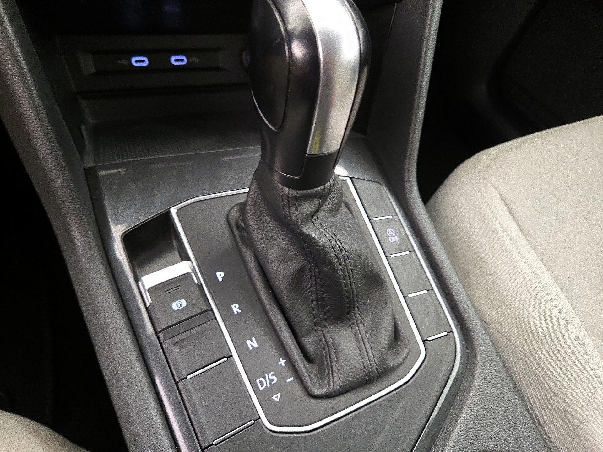 Thumbnail: 2020 Volkswagen Tiguan - 17