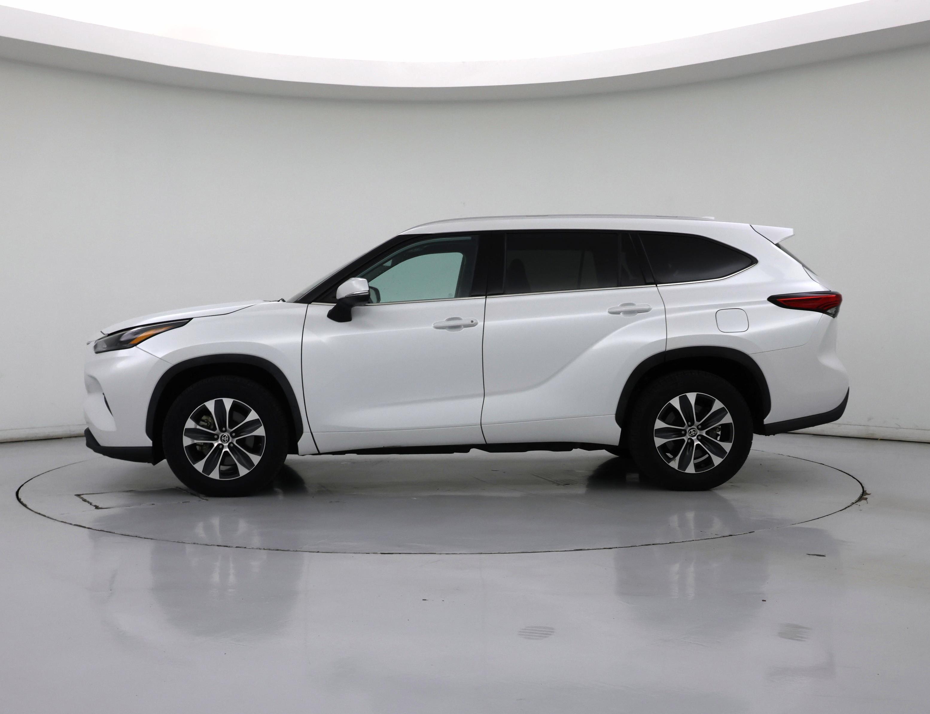 Thumbnail: 2022 Toyota Highlander - 3